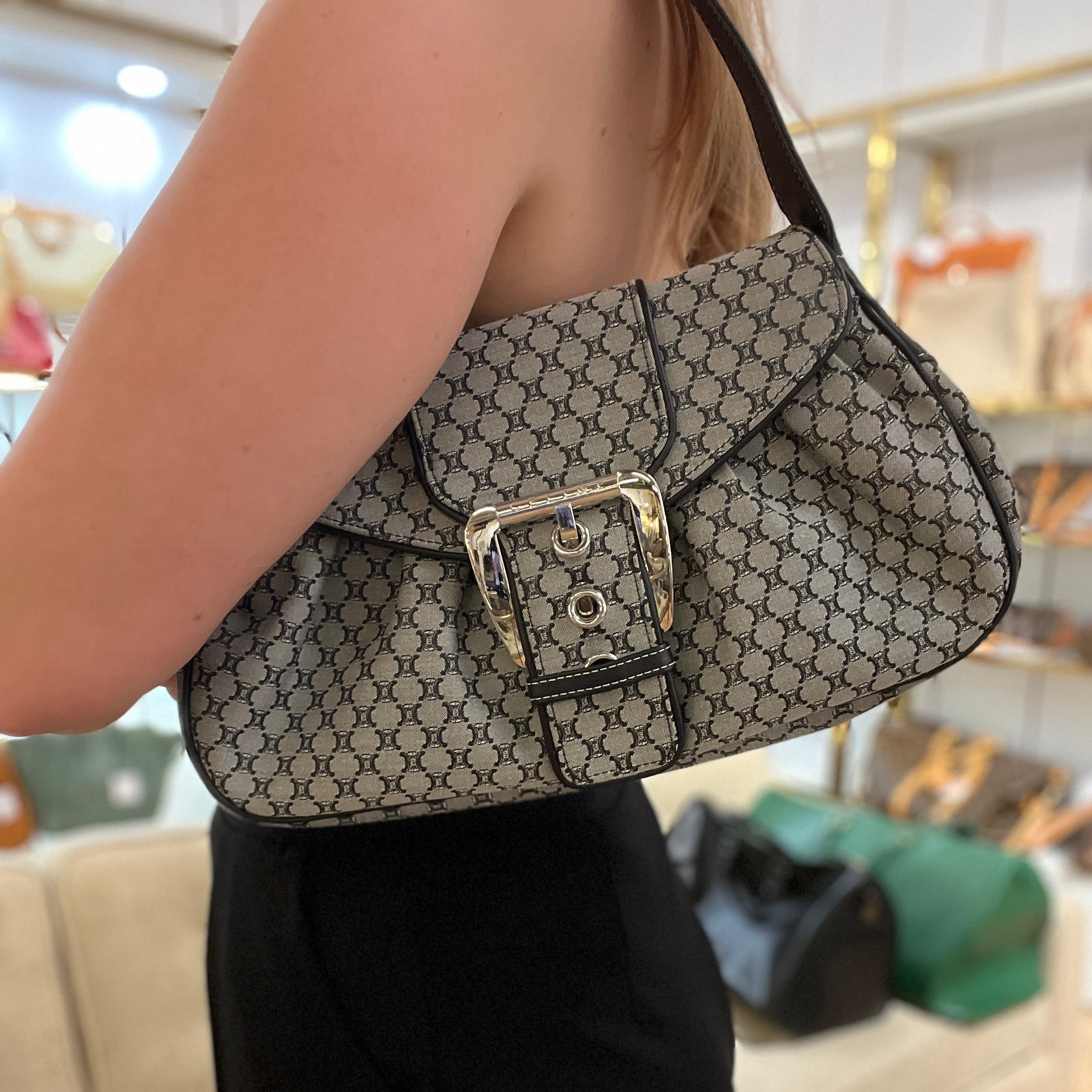 Sac à main CELINE Triomphe toile et cuir noir