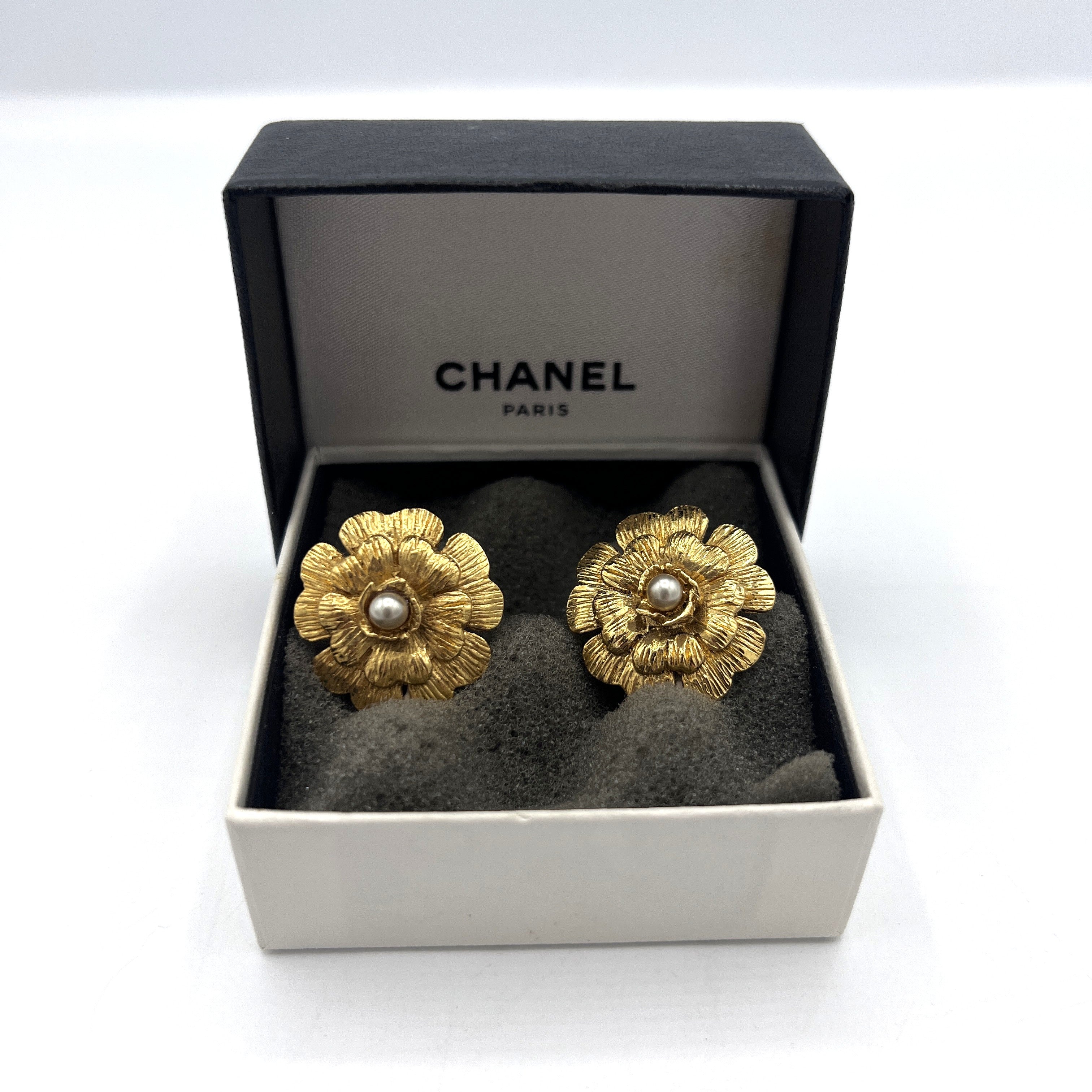 Boucles d'oreilles CHANEL Camélia Clip On métal doré