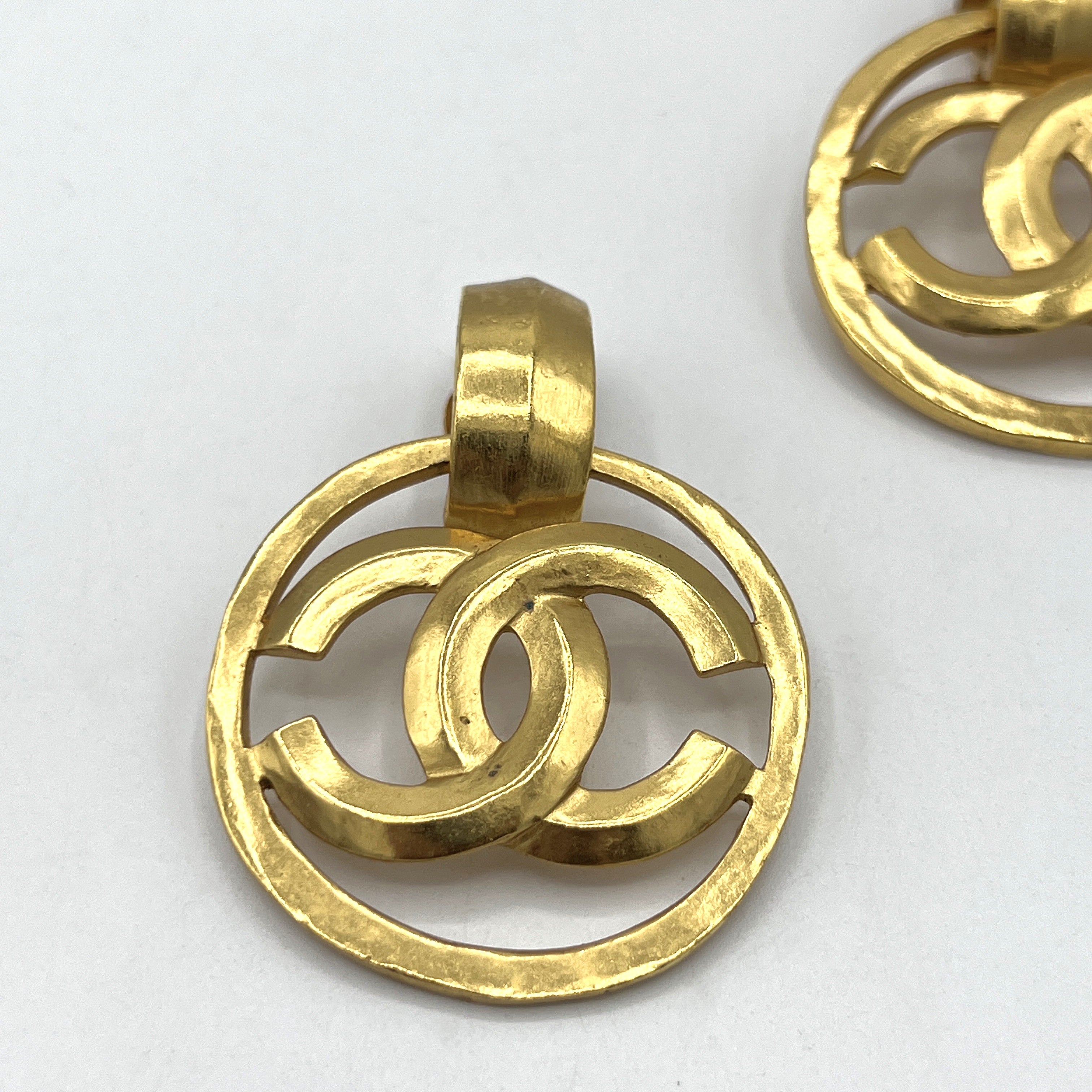 Boucles d'oreilles CHANEL CC Clip On métal doré