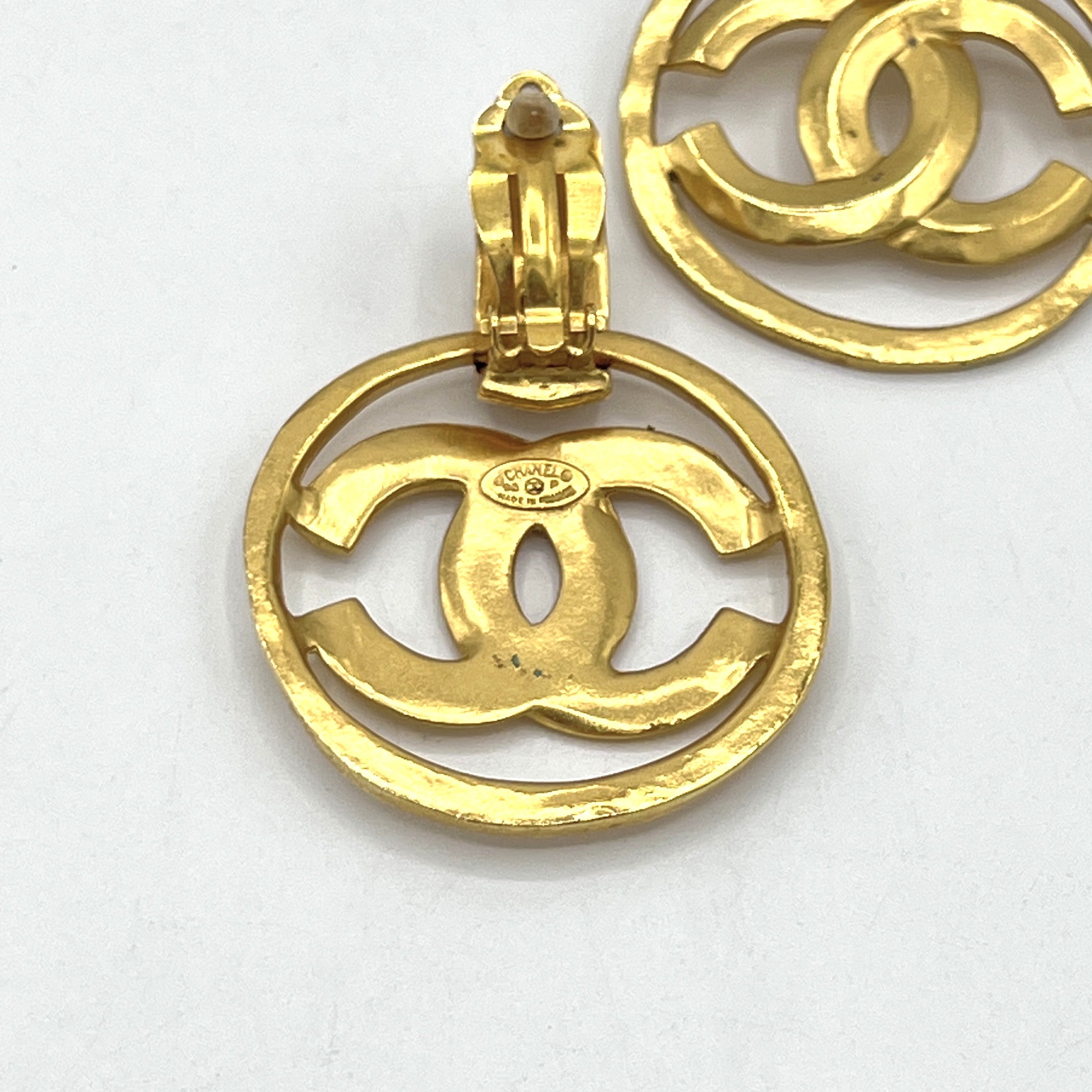Boucles d'oreilles CHANEL CC Clip On métal doré