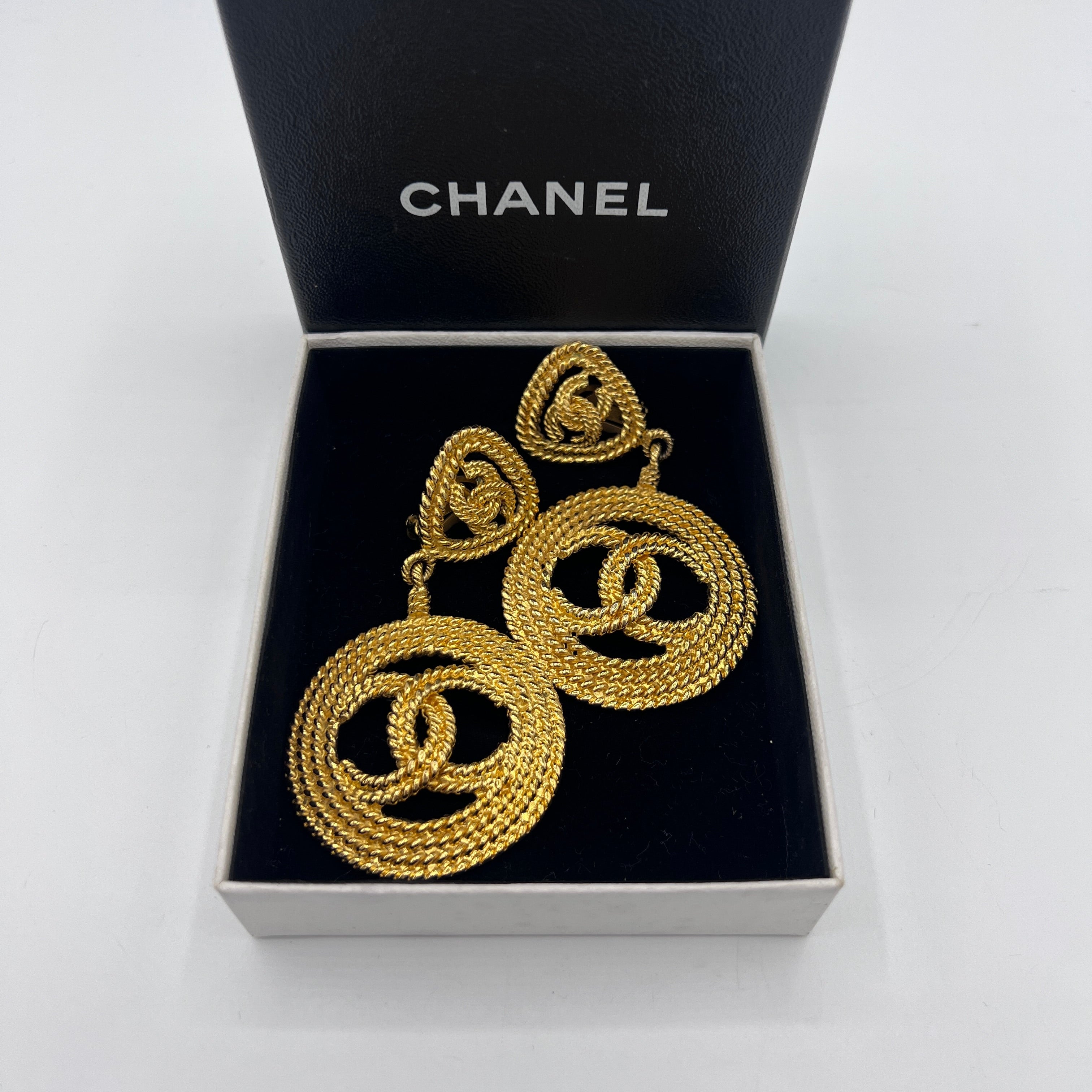 Boucles d'oreilles CHANEL CC Clip On métal doré
