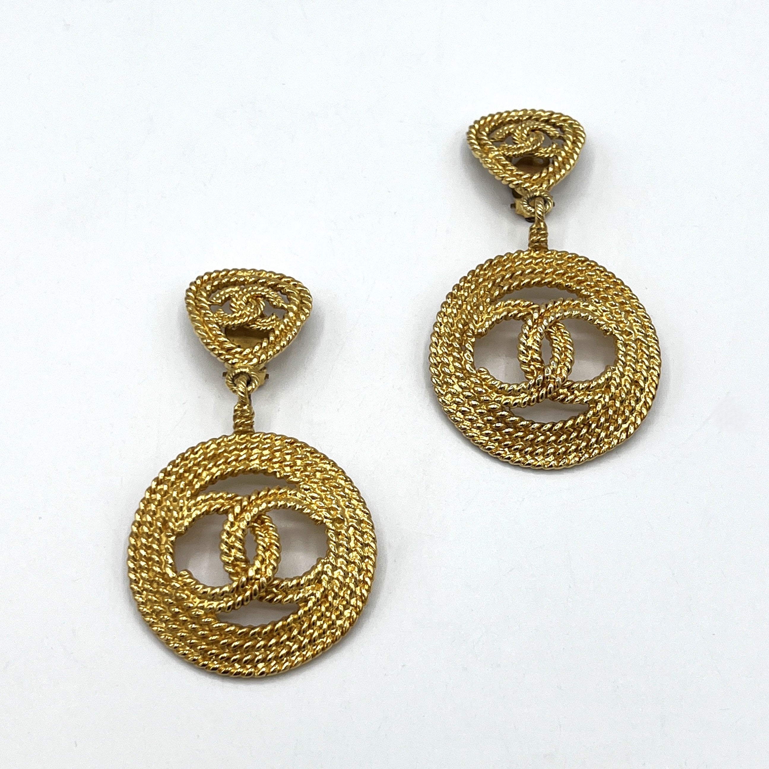 Boucles d'oreilles CHANEL CC Clip On métal doré