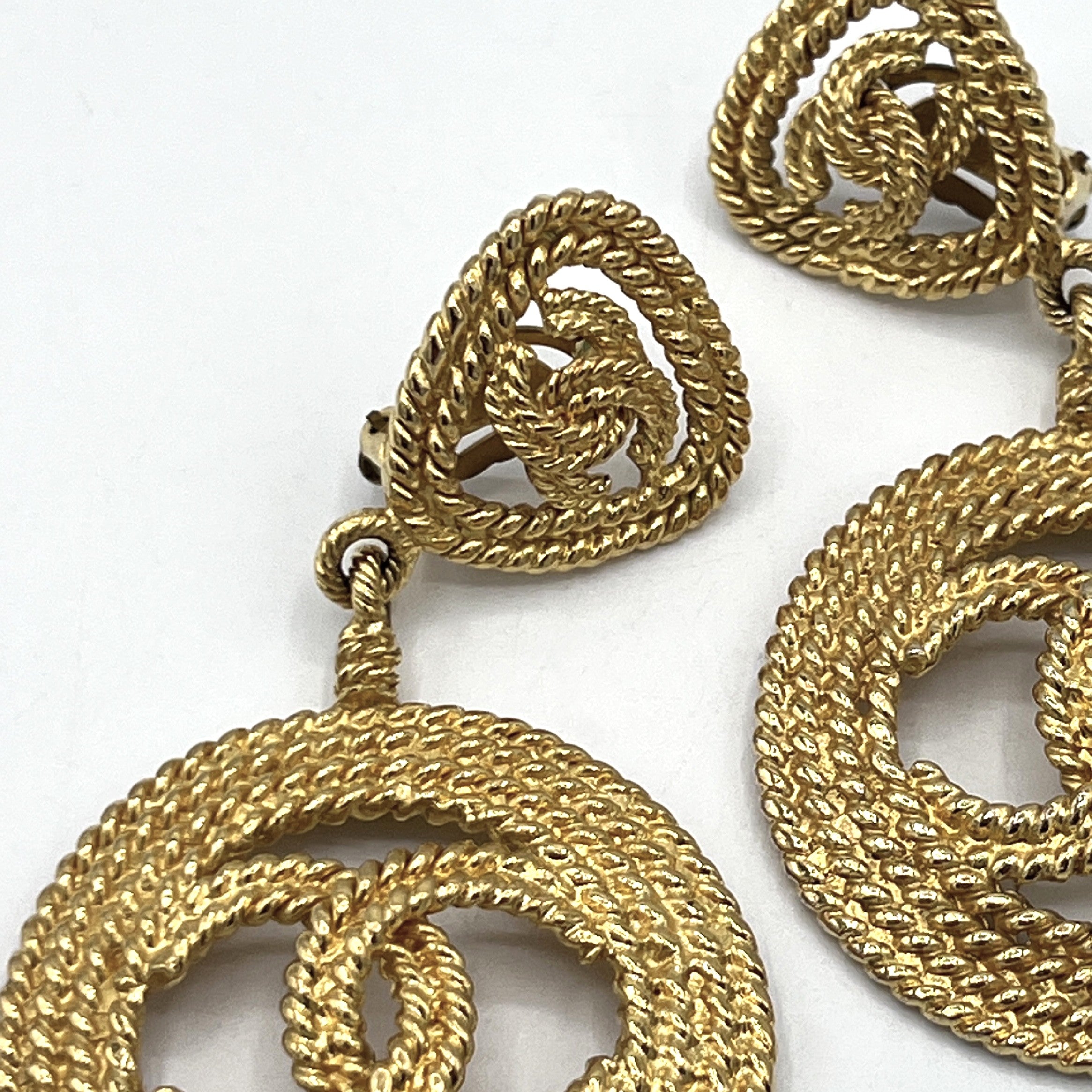Boucles d'oreilles CHANEL CC Clip On métal doré