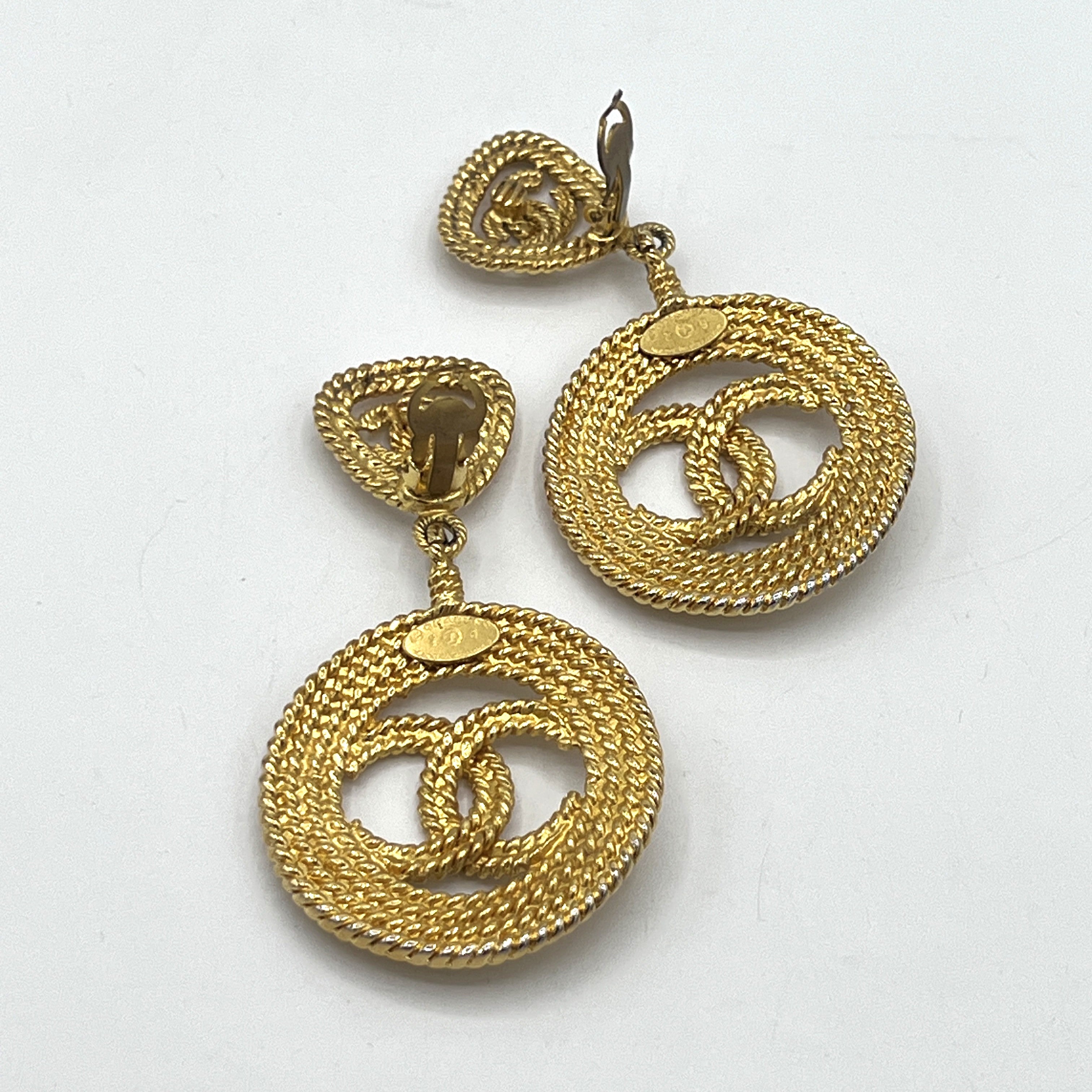 Boucles d'oreilles CHANEL CC Clip On métal doré