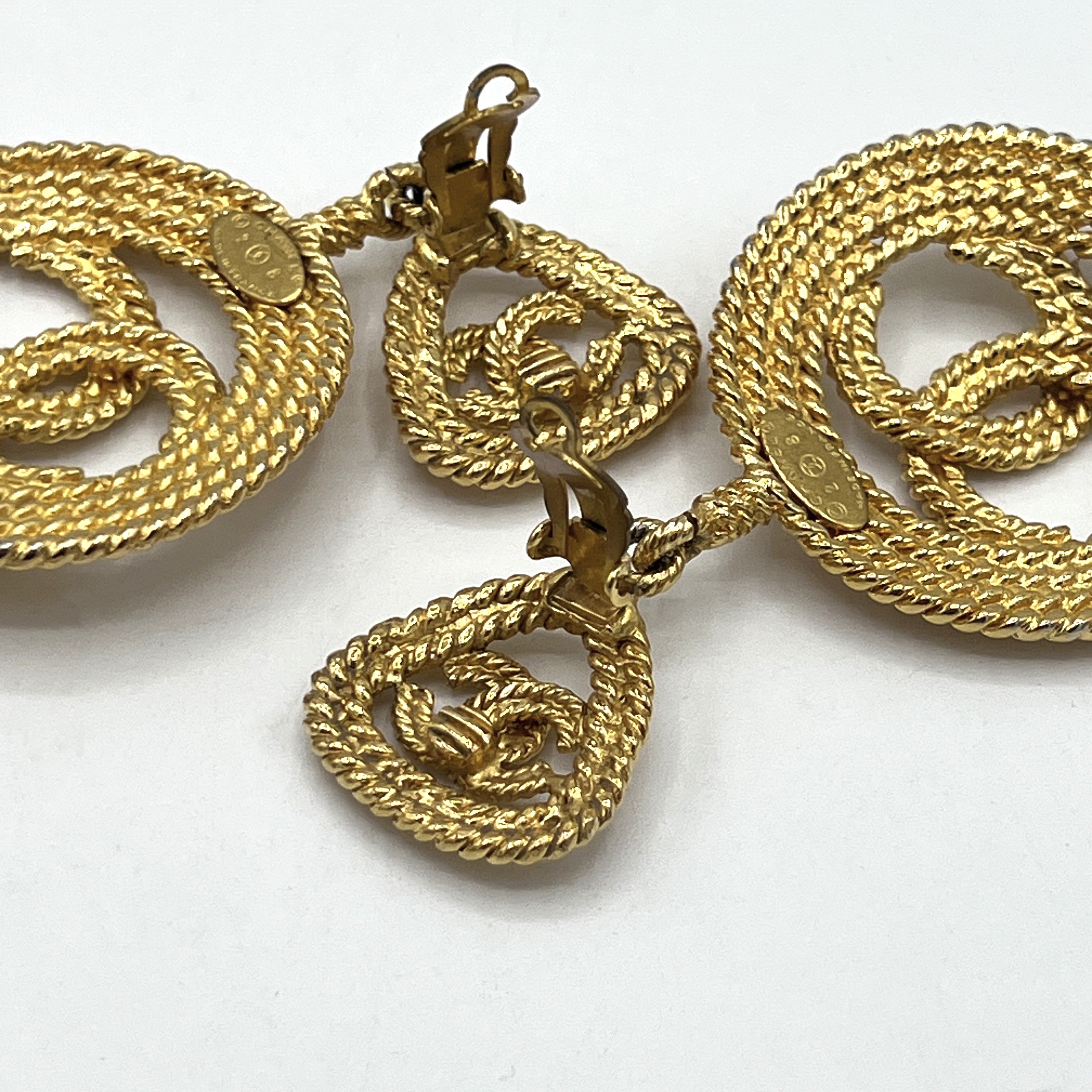 Boucles d'oreilles CHANEL CC Clip On métal doré
