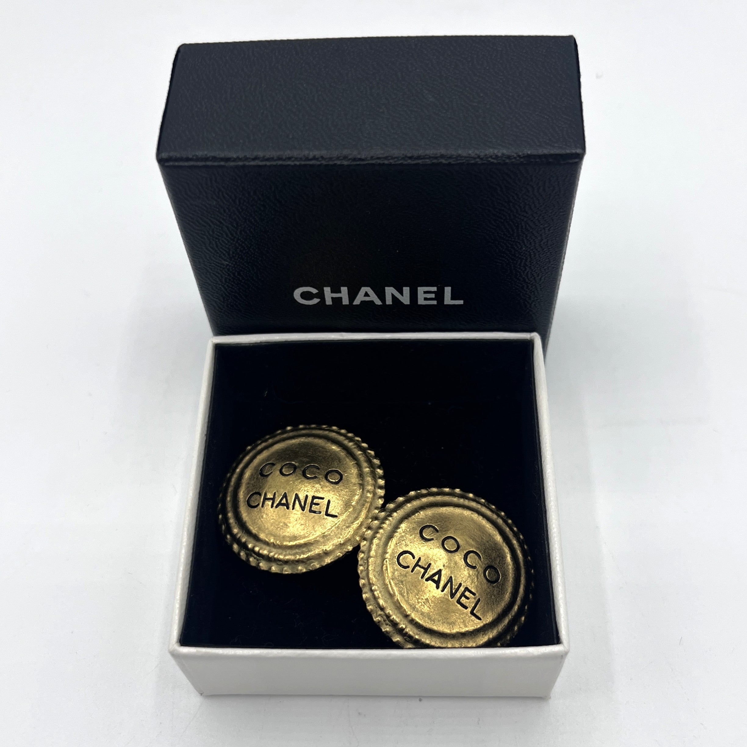 Boucles d'oreilles CHANEL Coco Médaillon Clip On métal doré