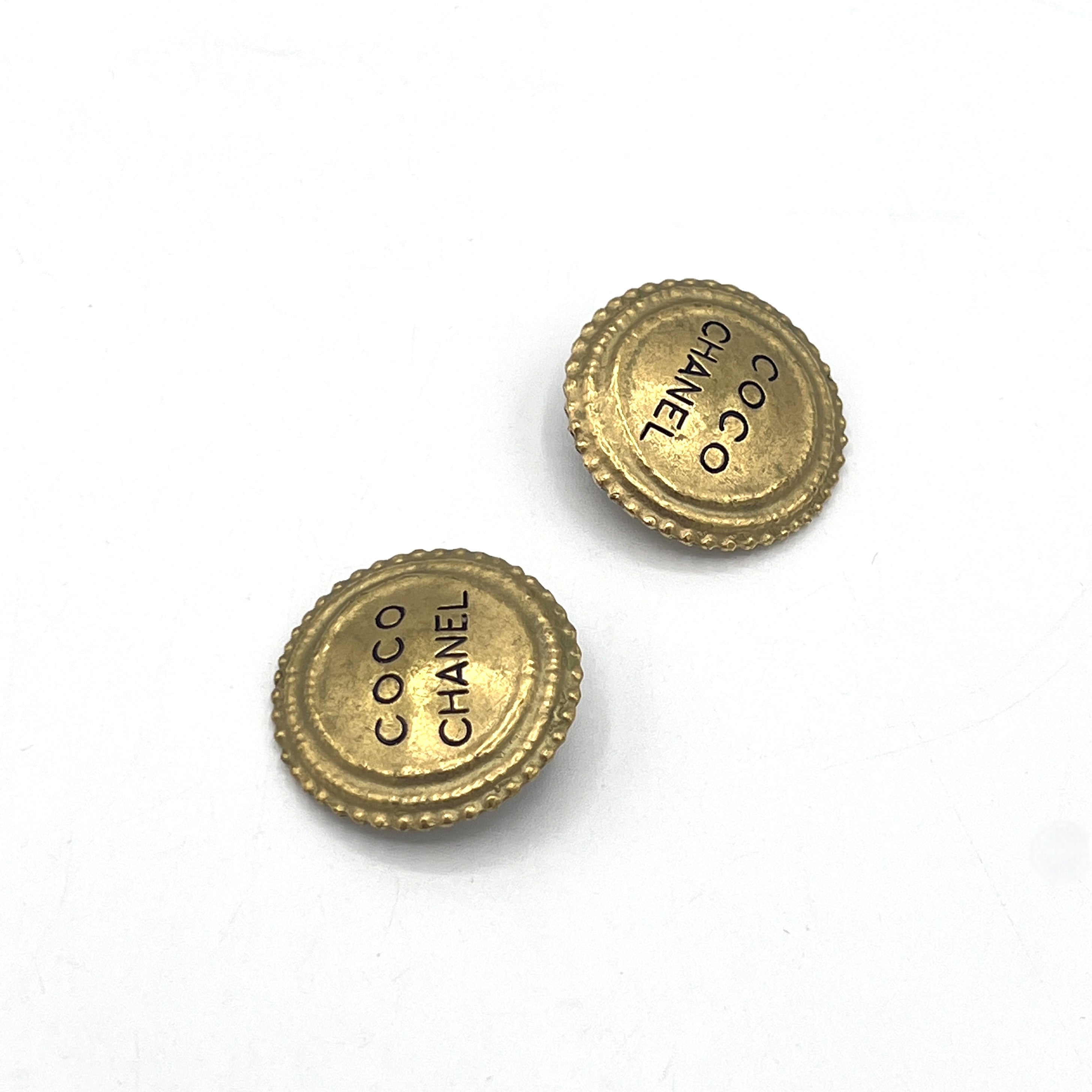 Boucles d'oreilles CHANEL Coco Médaillon Clip On métal doré