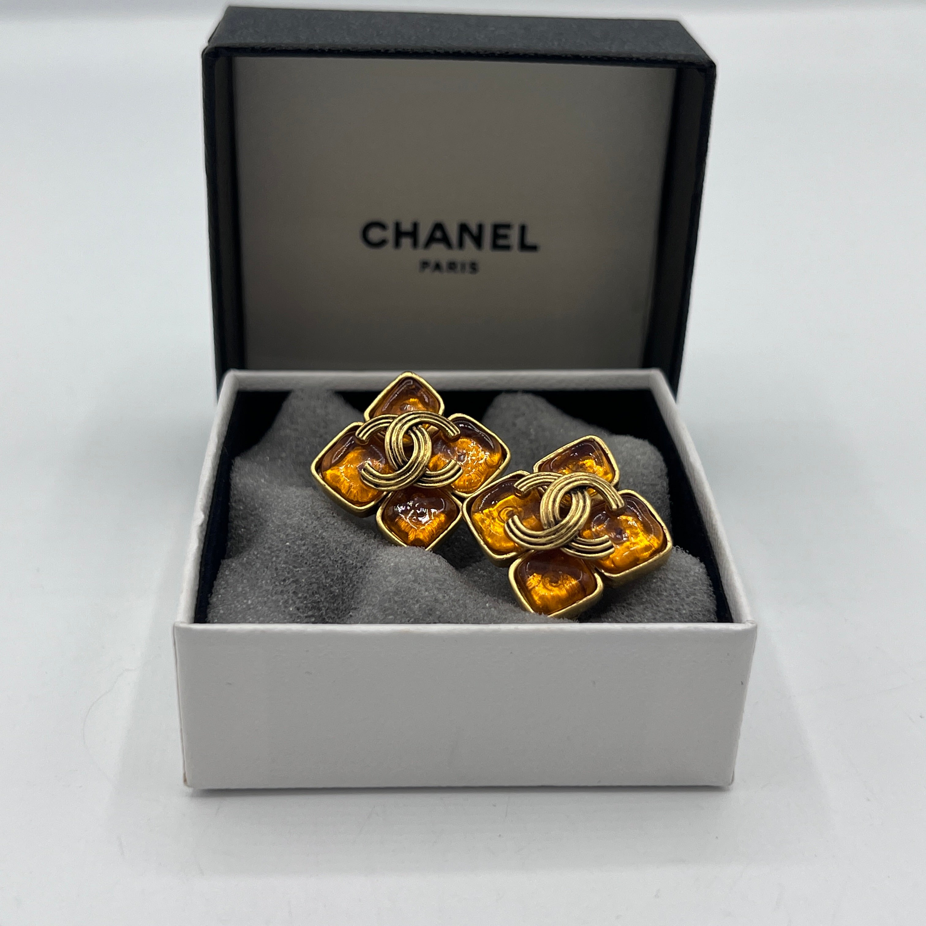 Boucles d'oreilles CHANEL CC Clip On métal doré