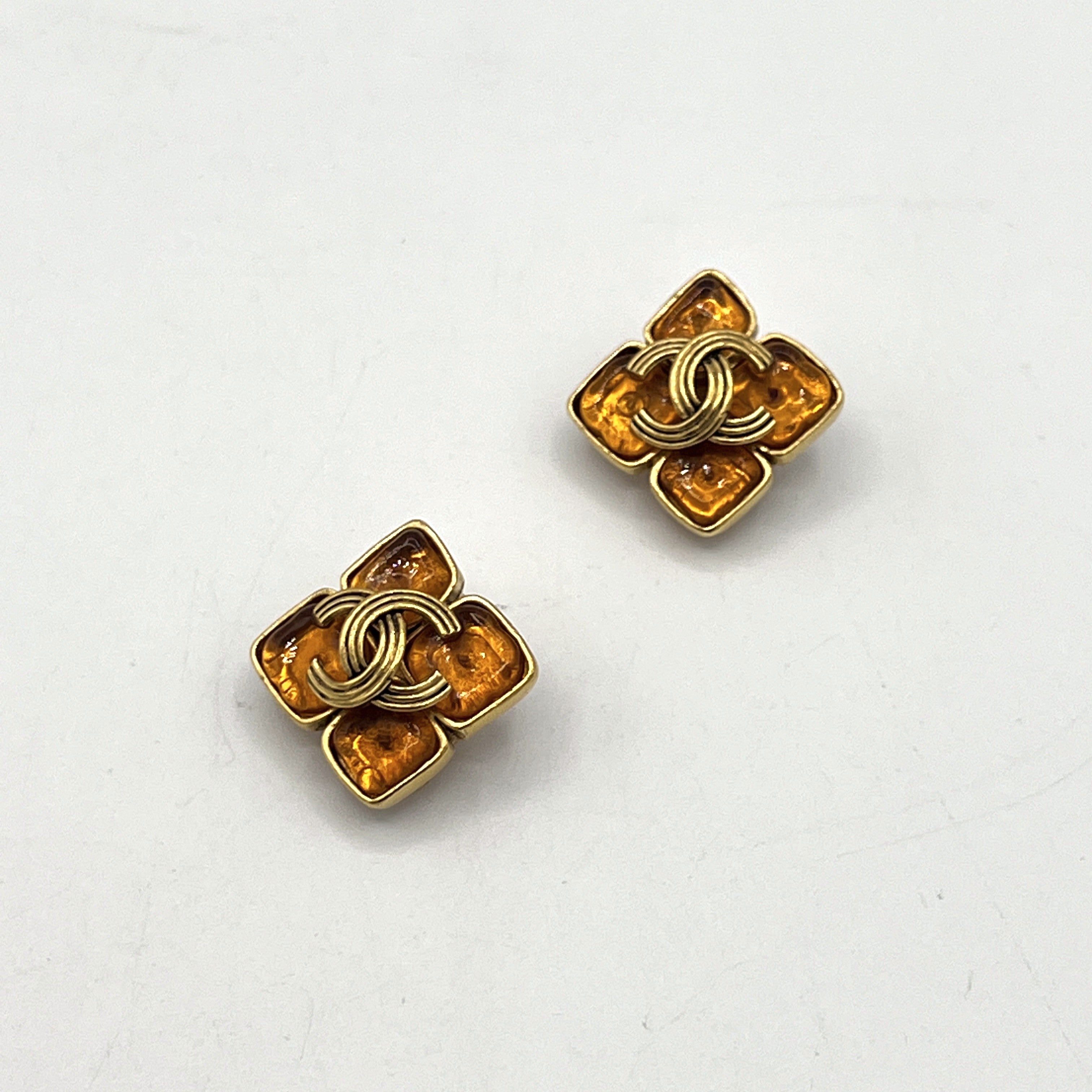 Boucles d'oreilles CHANEL CC Clip On métal doré