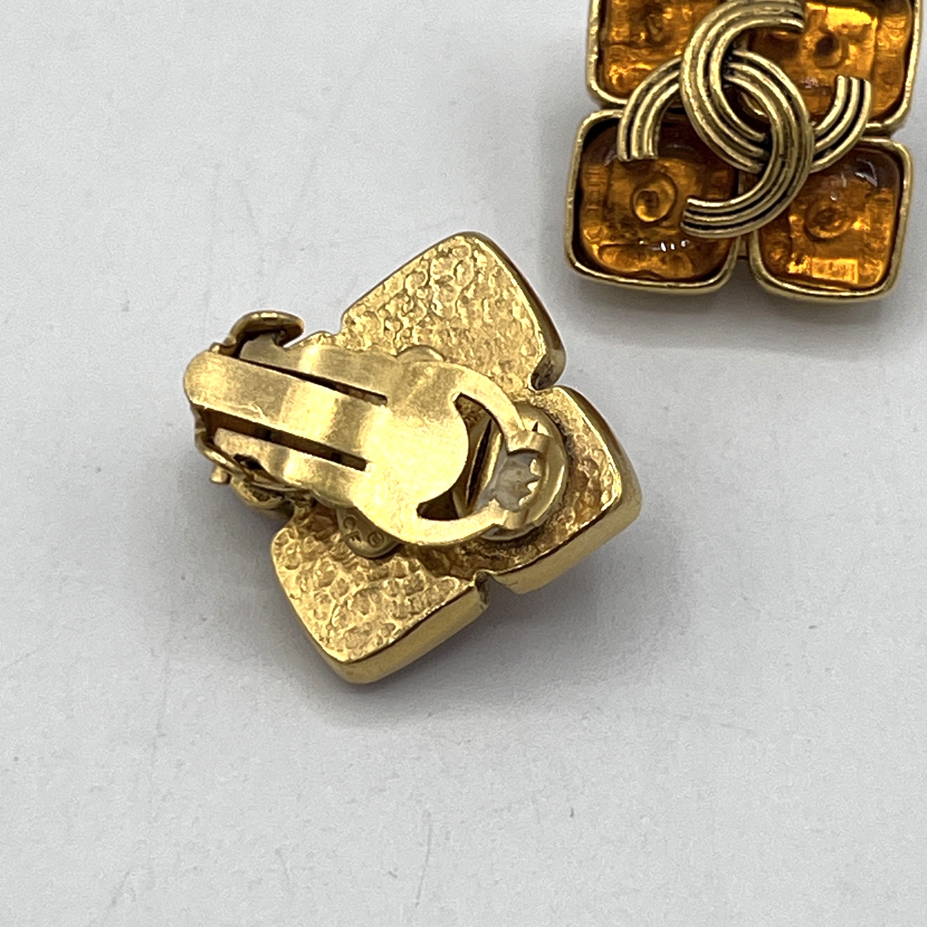 Boucles d'oreilles CHANEL CC Clip On métal doré