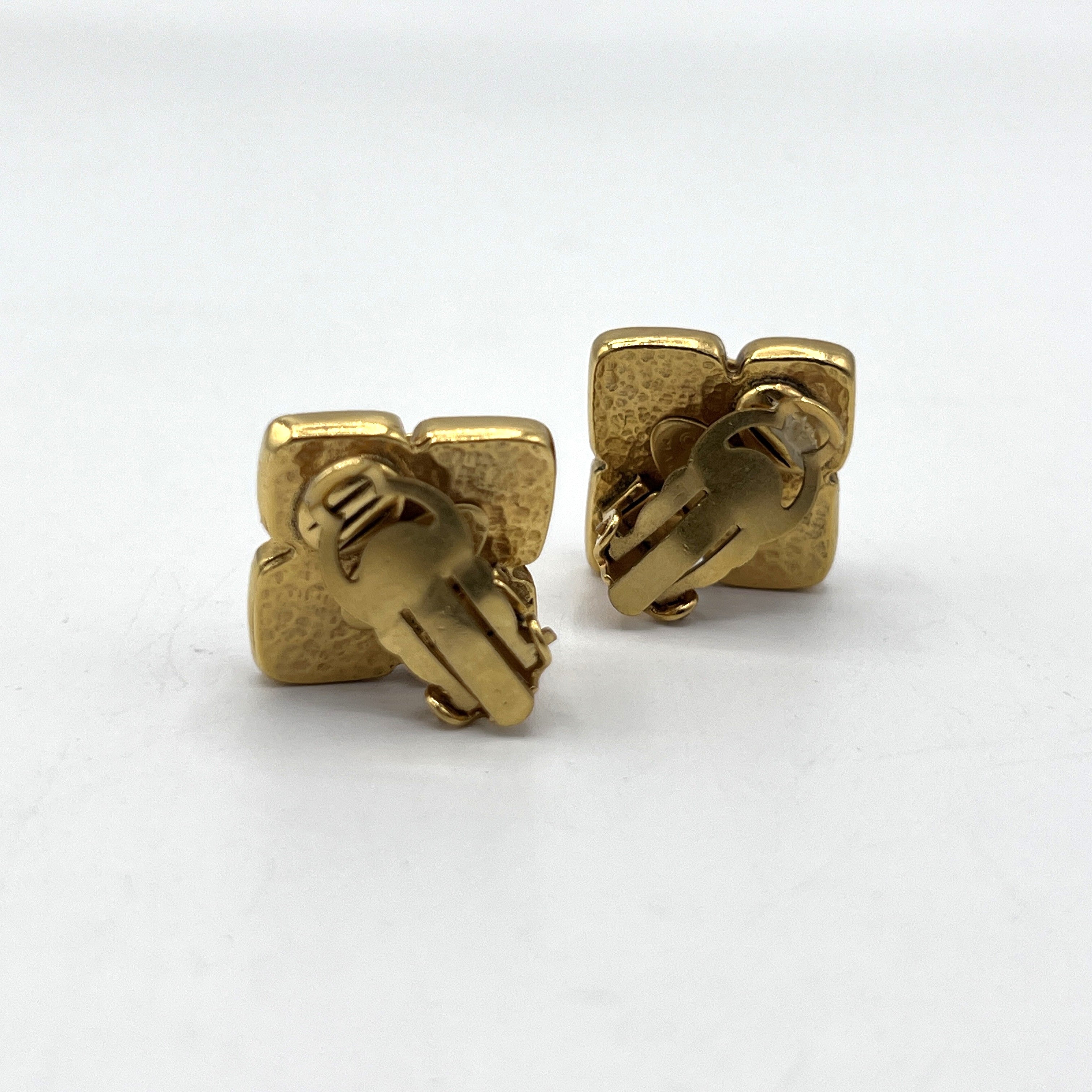 Boucles d'oreilles CHANEL CC Clip On métal doré