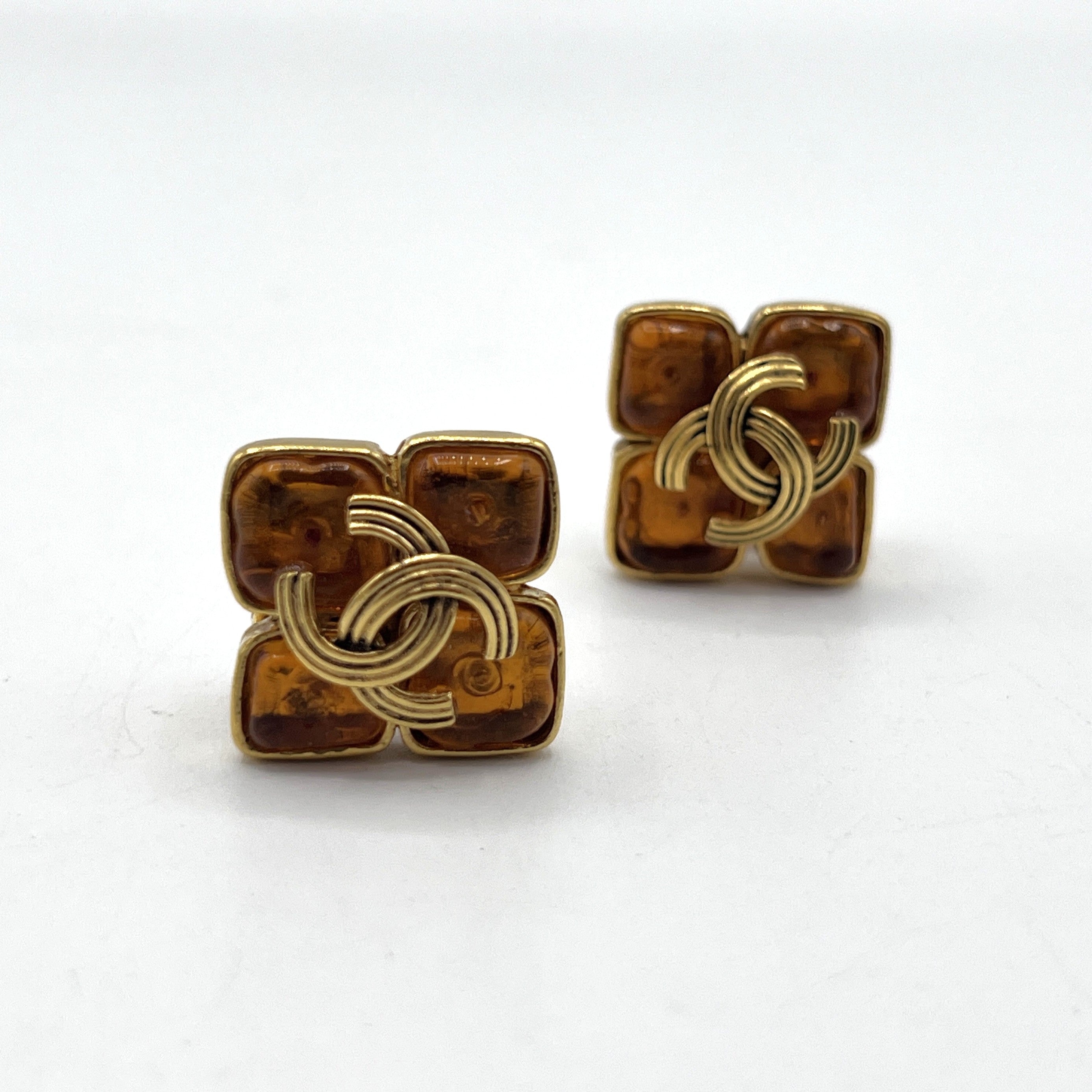 Boucles d'oreilles CHANEL CC Clip On métal doré