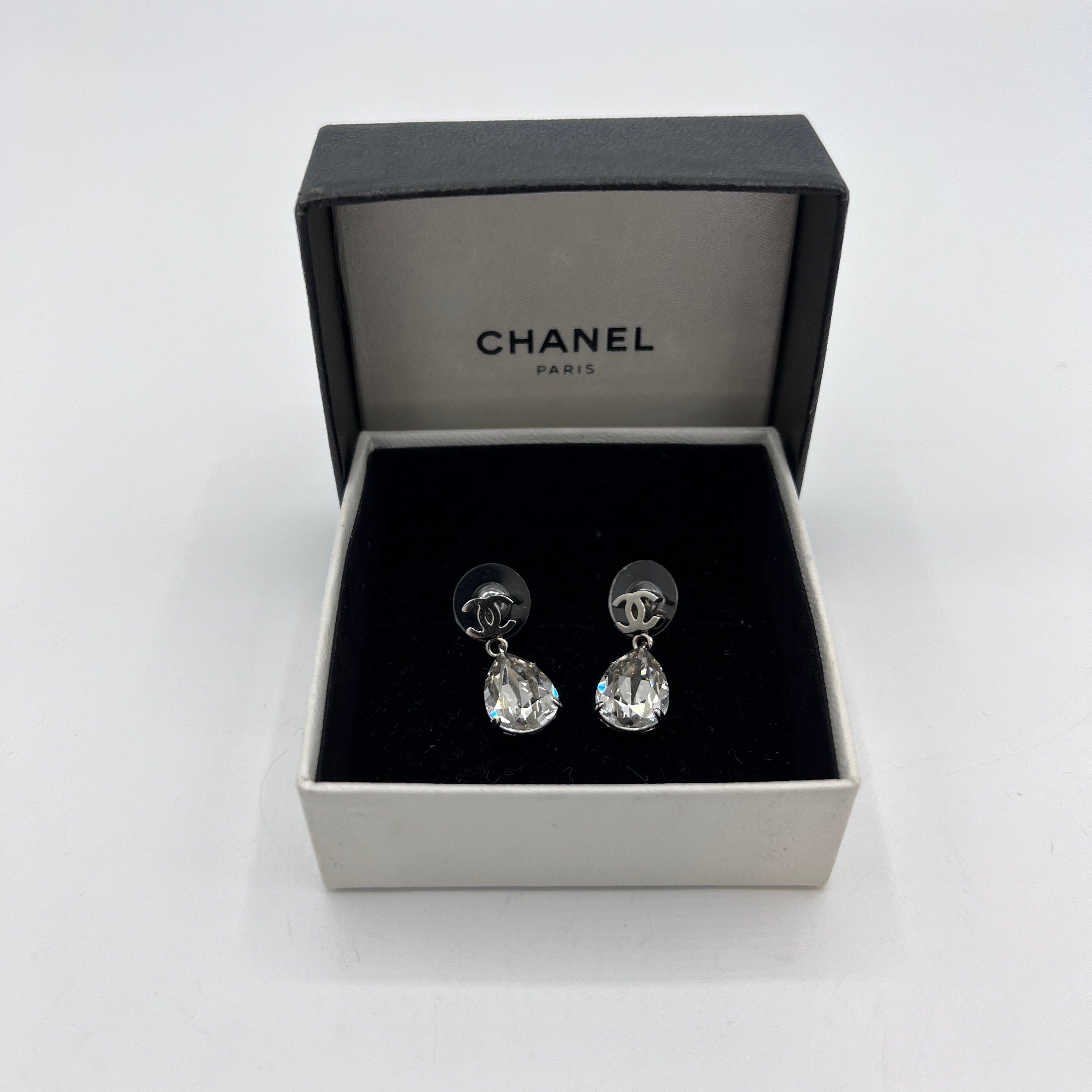 Boucles d'oreilles CHANEL CC Goutte Cristal acier argenté