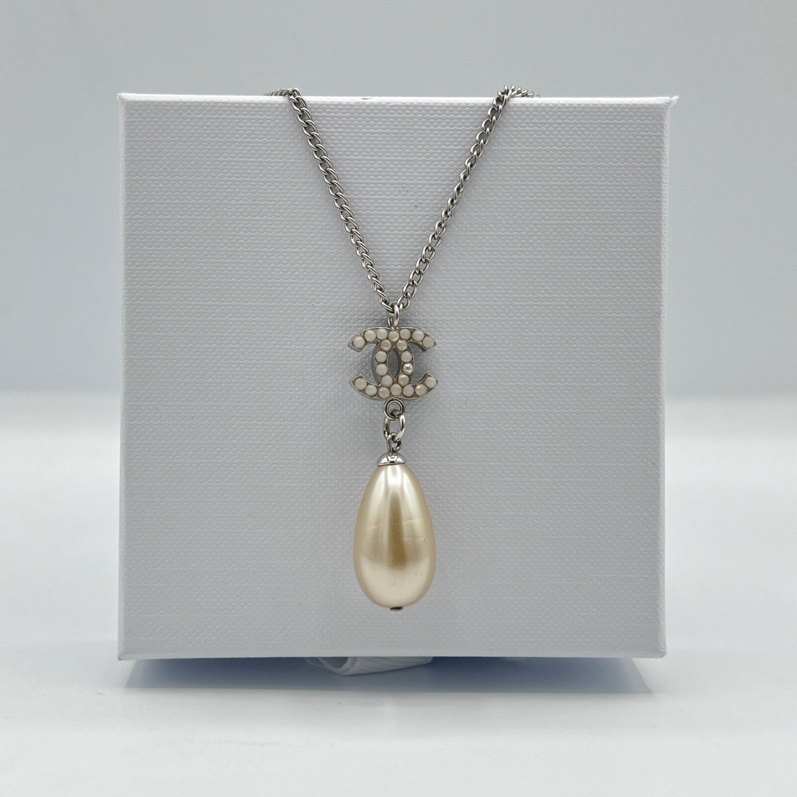 Collier CHANEL CC Perles Goutte acier argenté