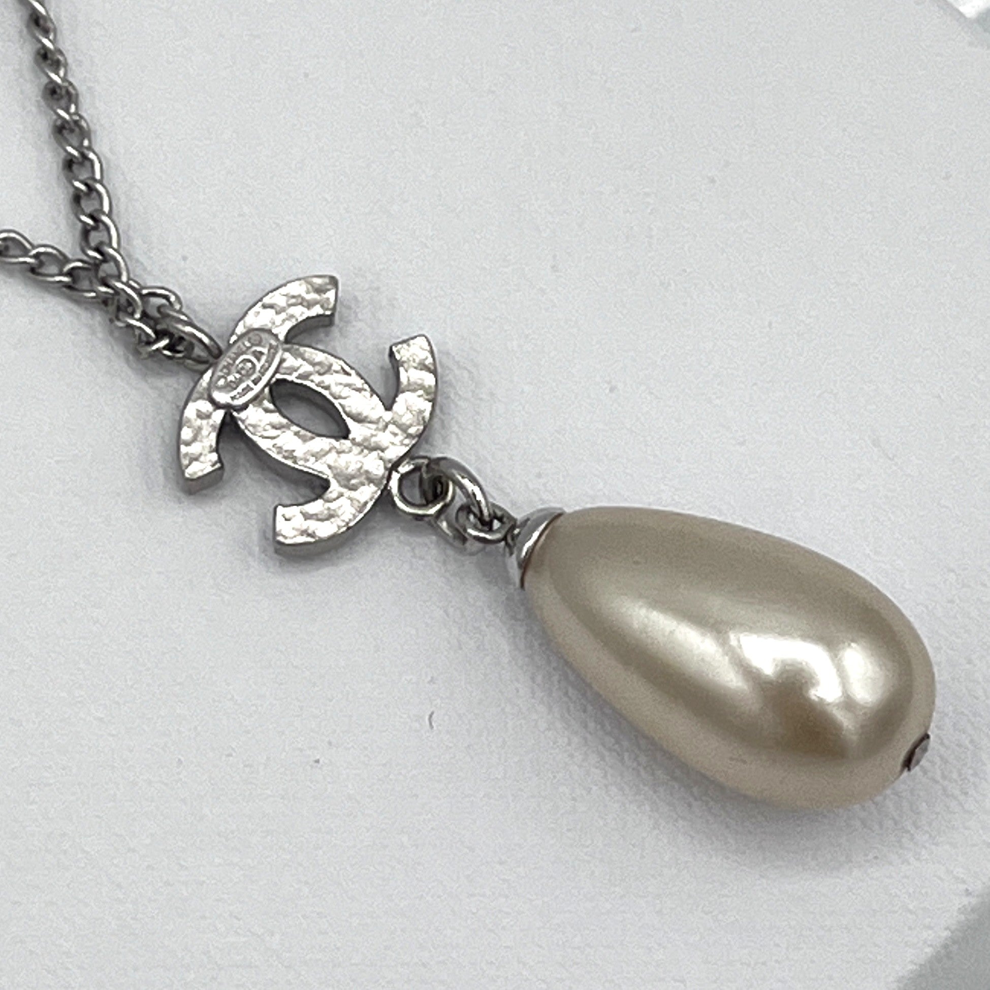 Collier CHANEL CC Perles Goutte acier argenté