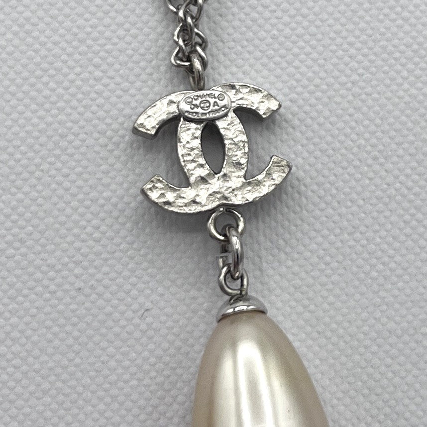 Collier CHANEL CC Perles Goutte acier argenté