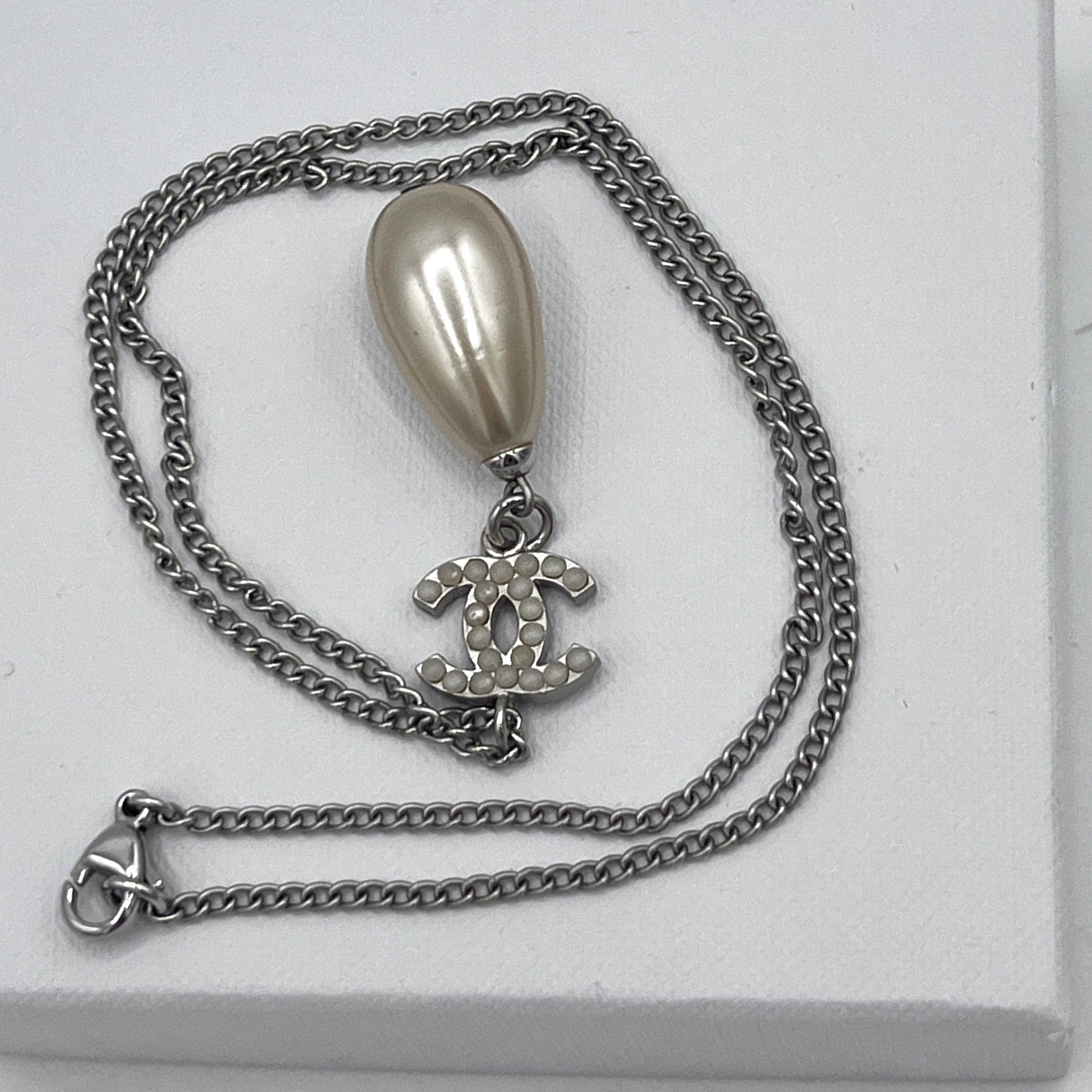 Collier CHANEL CC Perles Goutte acier argenté