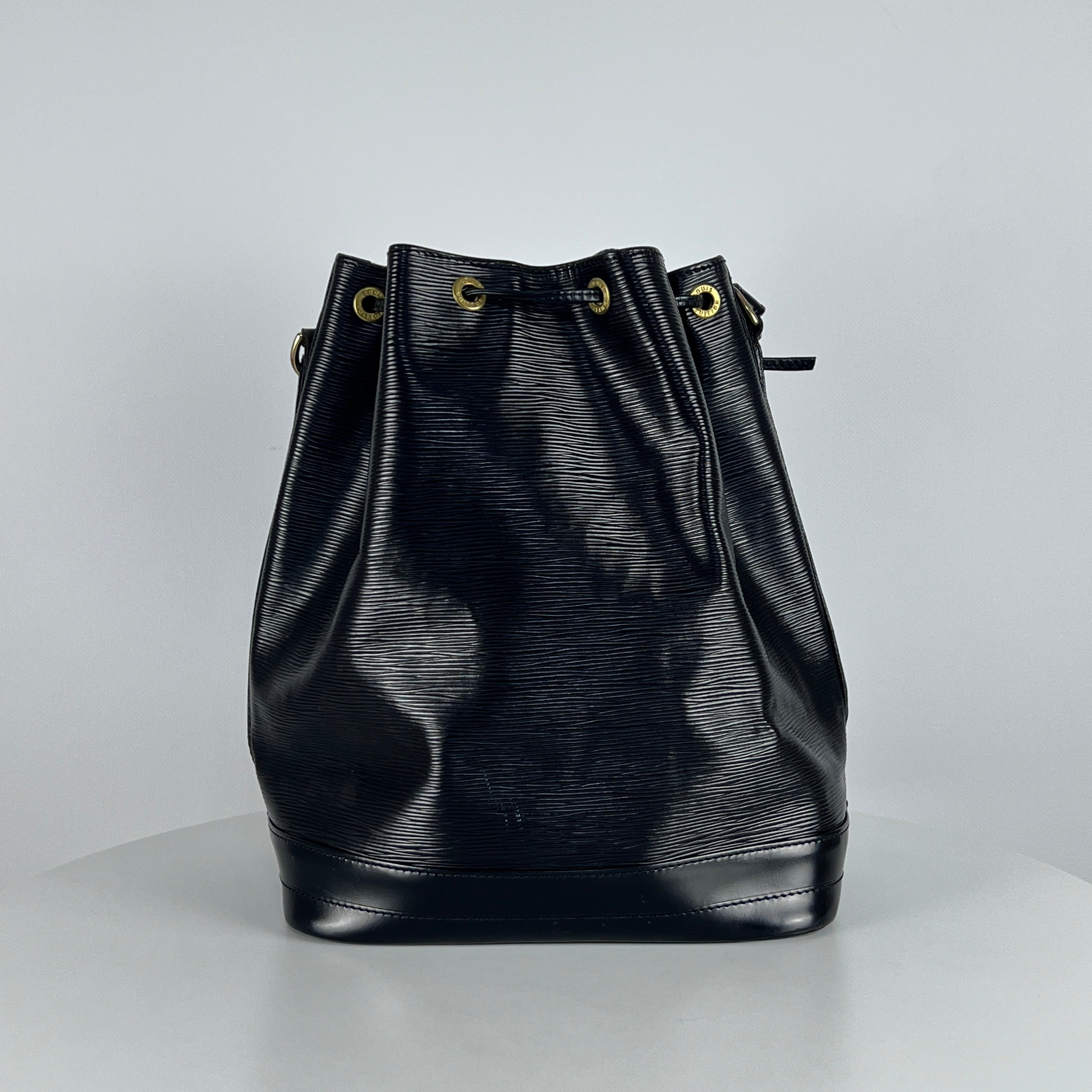 Sac à main LOUIS VUITTON Noé cuir noir