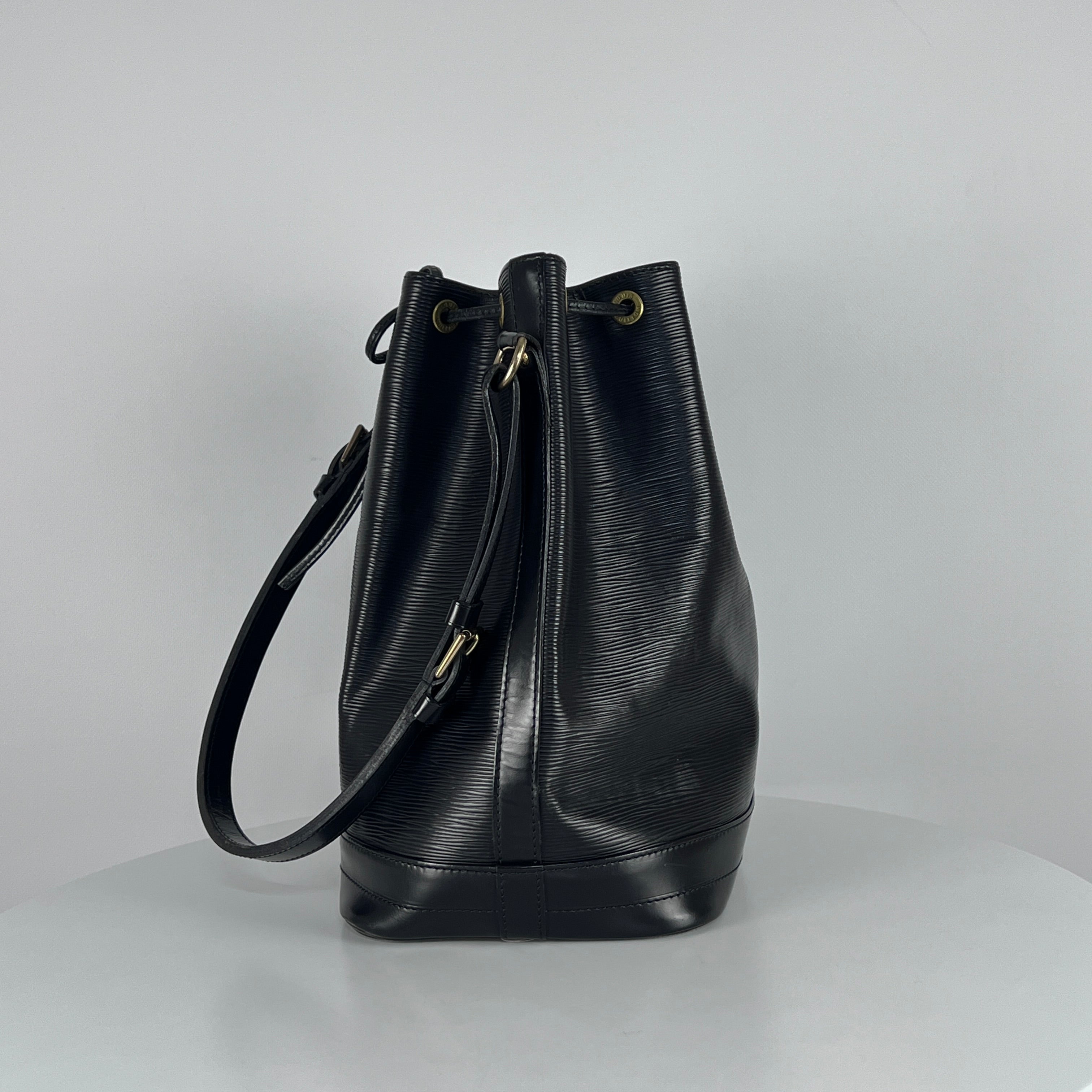 Sac à main LOUIS VUITTON Noé cuir noir