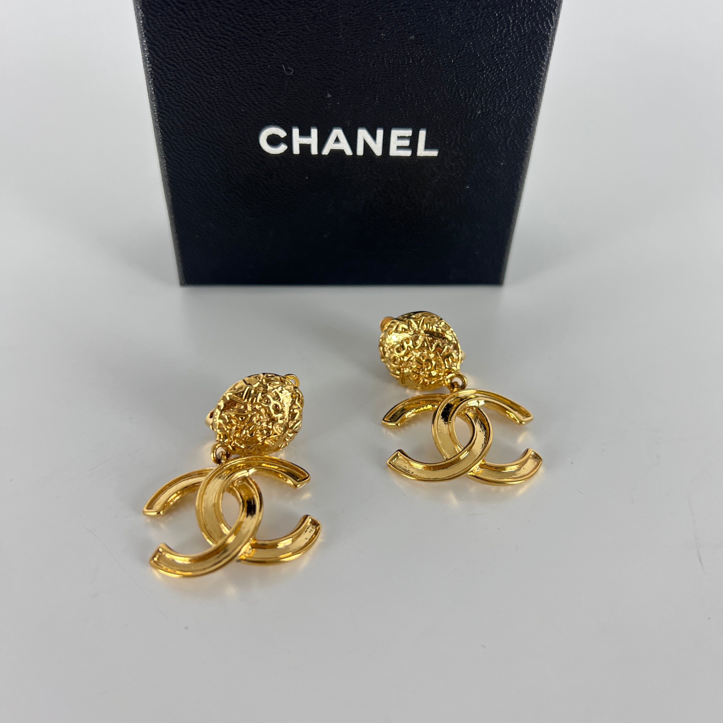 Boucles d'oreilles CHANEL CC Clip On métal doré