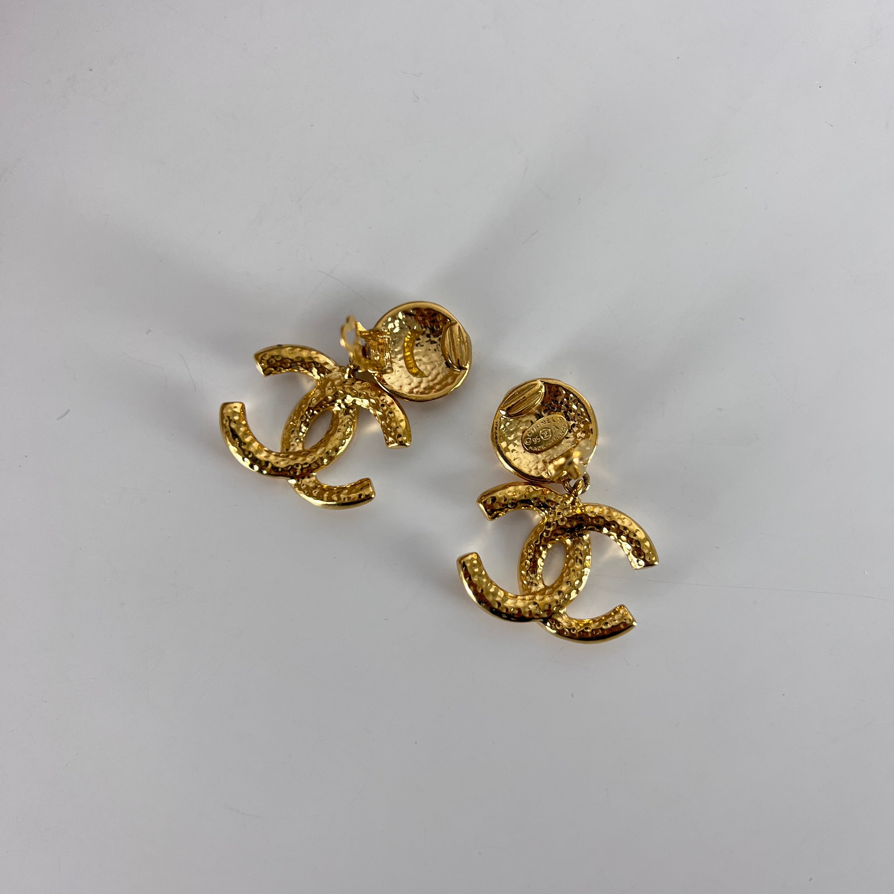 Boucles d'oreilles CHANEL CC Clip On métal doré