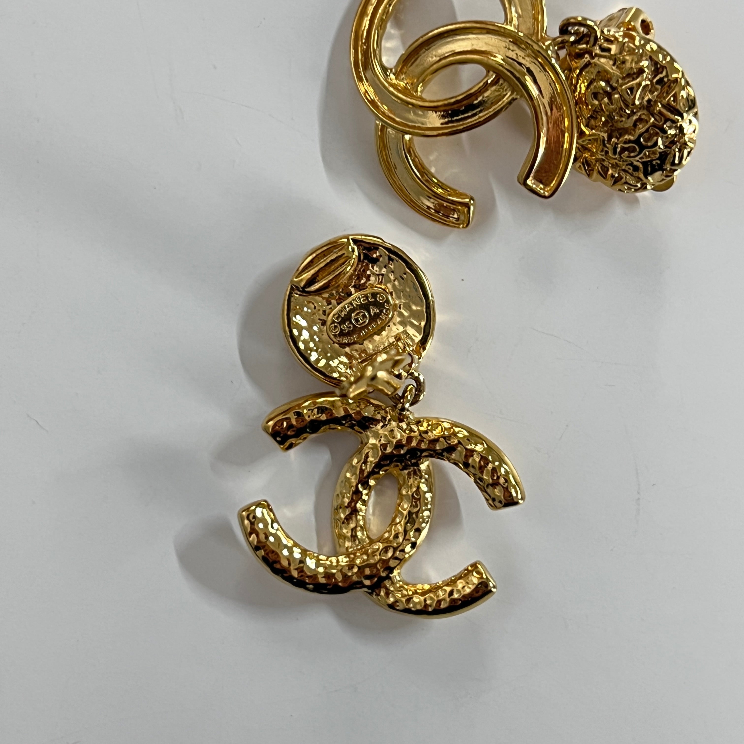 Boucles d'oreilles CHANEL CC Clip On métal doré
