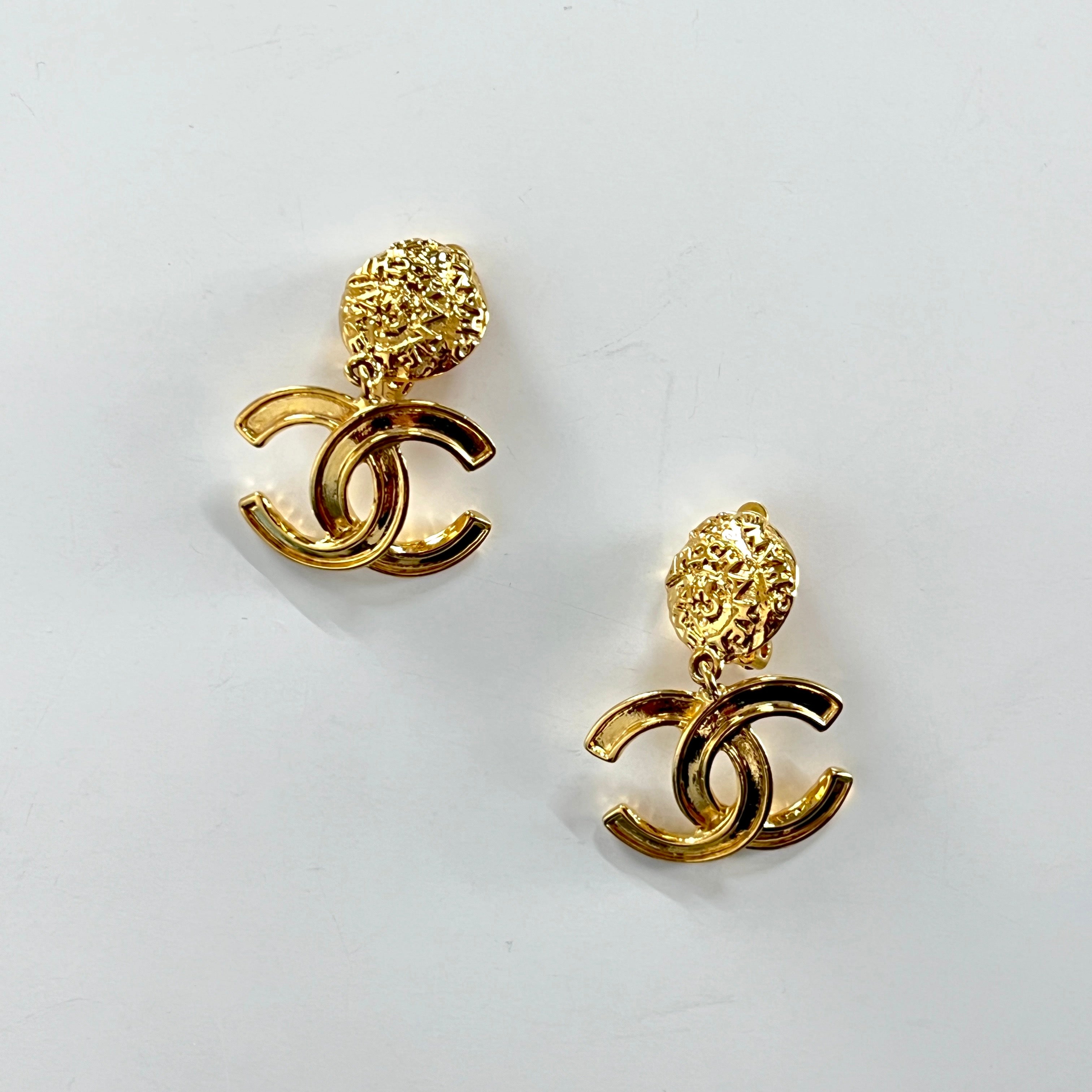 Boucles d'oreilles CHANEL CC Clip On métal doré
