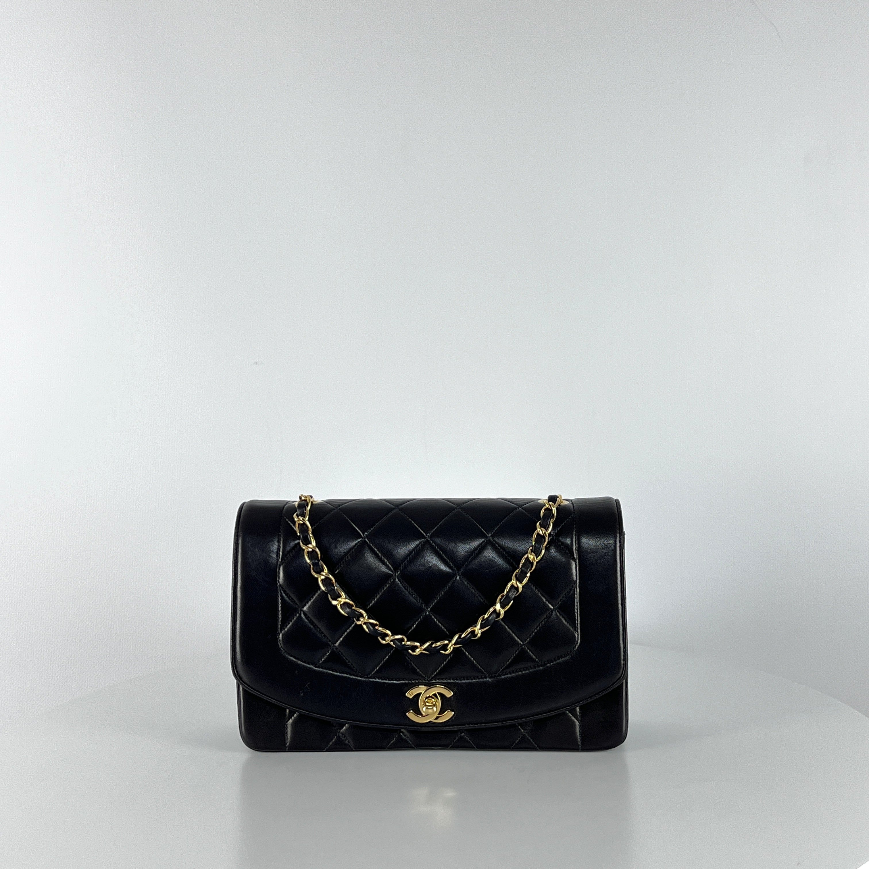 Sac à main CHANEL Diana cuir noir