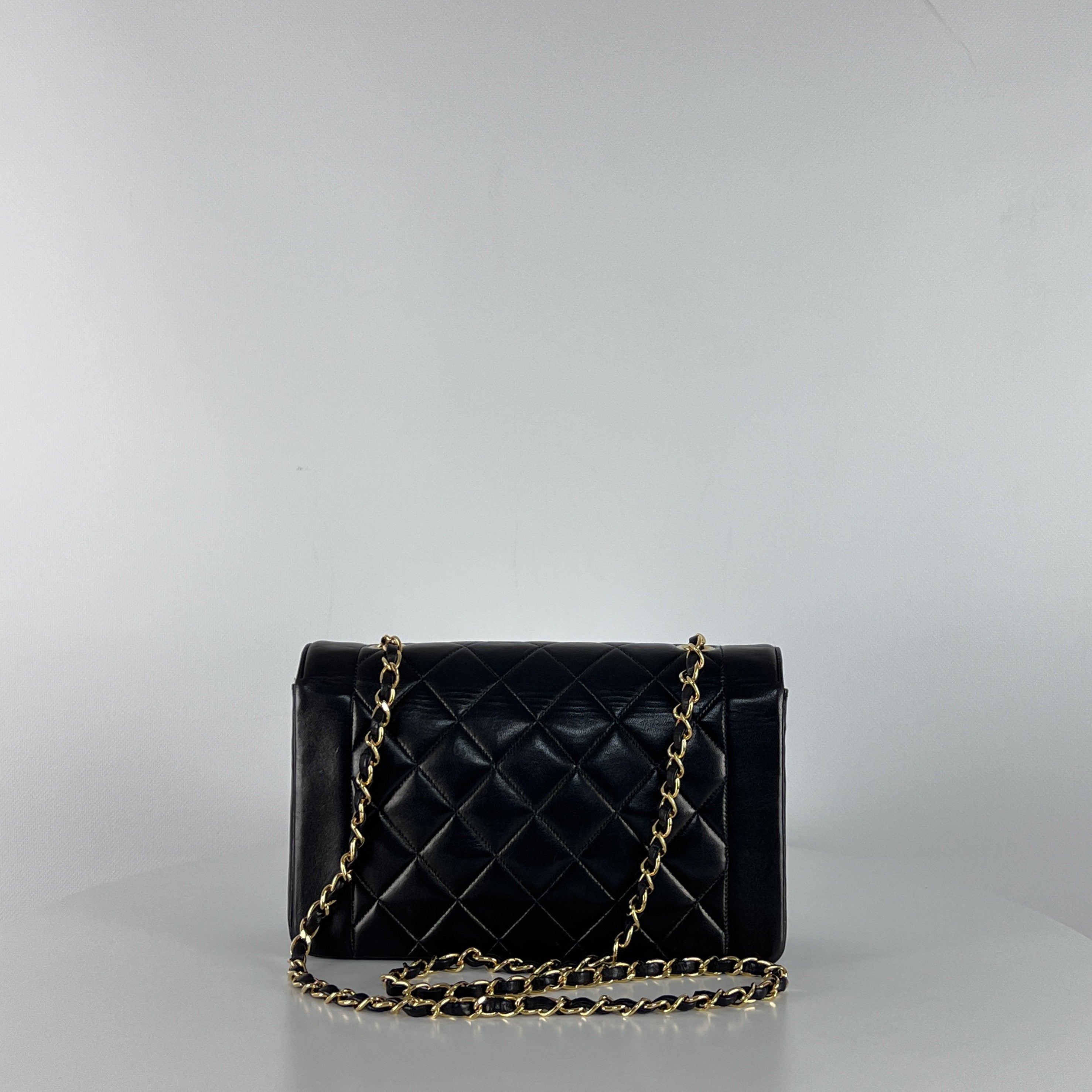 Sac à main CHANEL Diana cuir noir