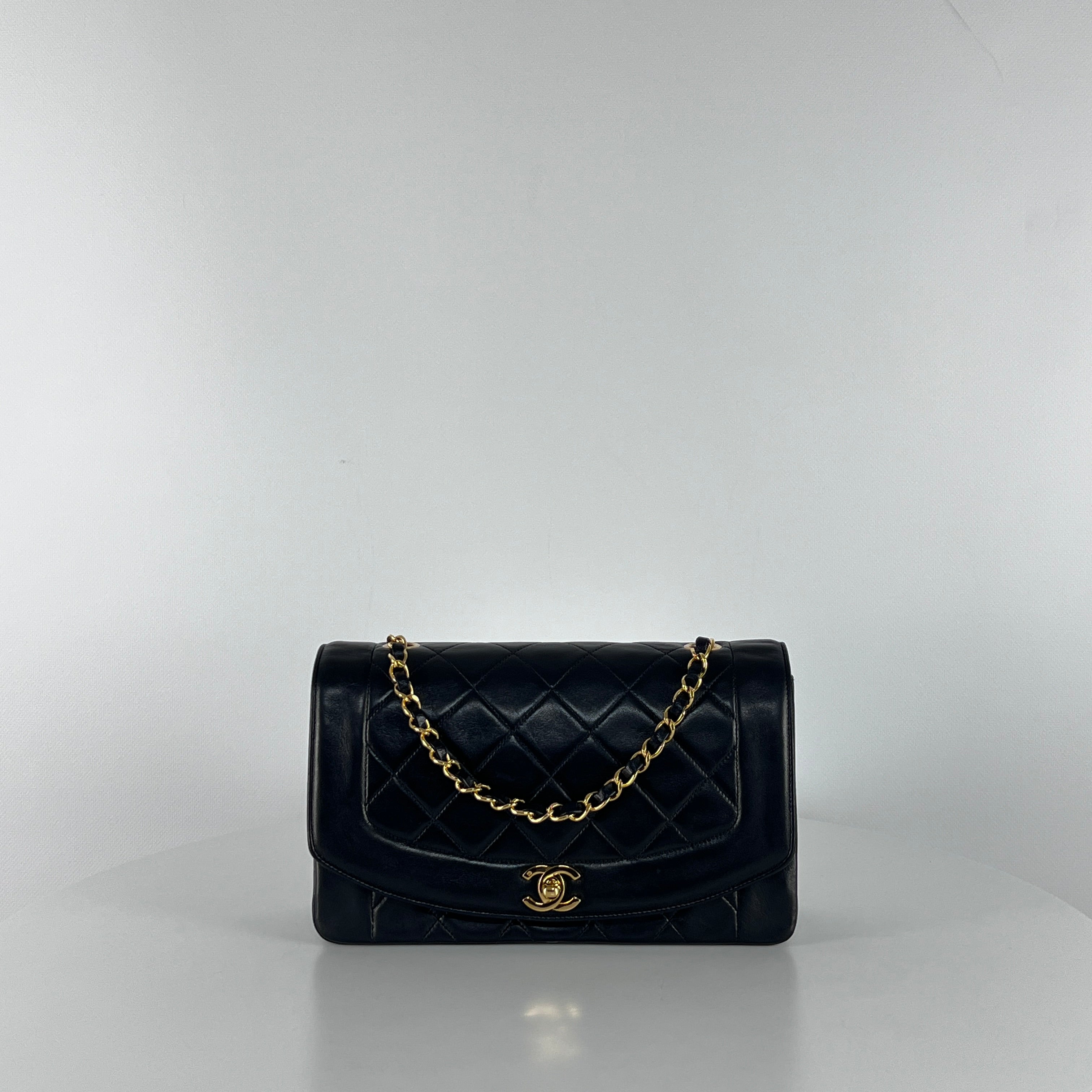 Sac à main CHANEL Diana cuir noir