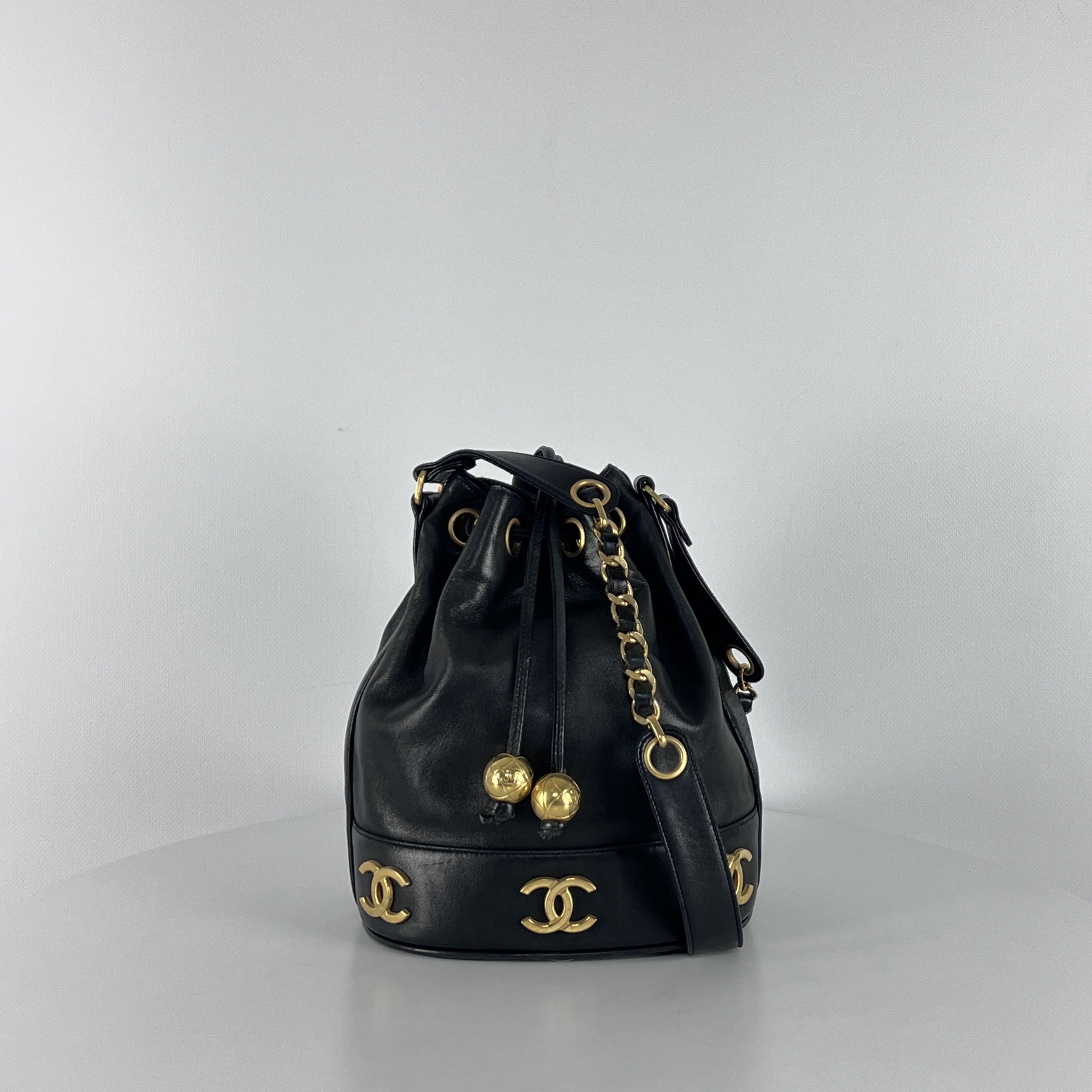 Sac à main CHANEL Seau cuir noir