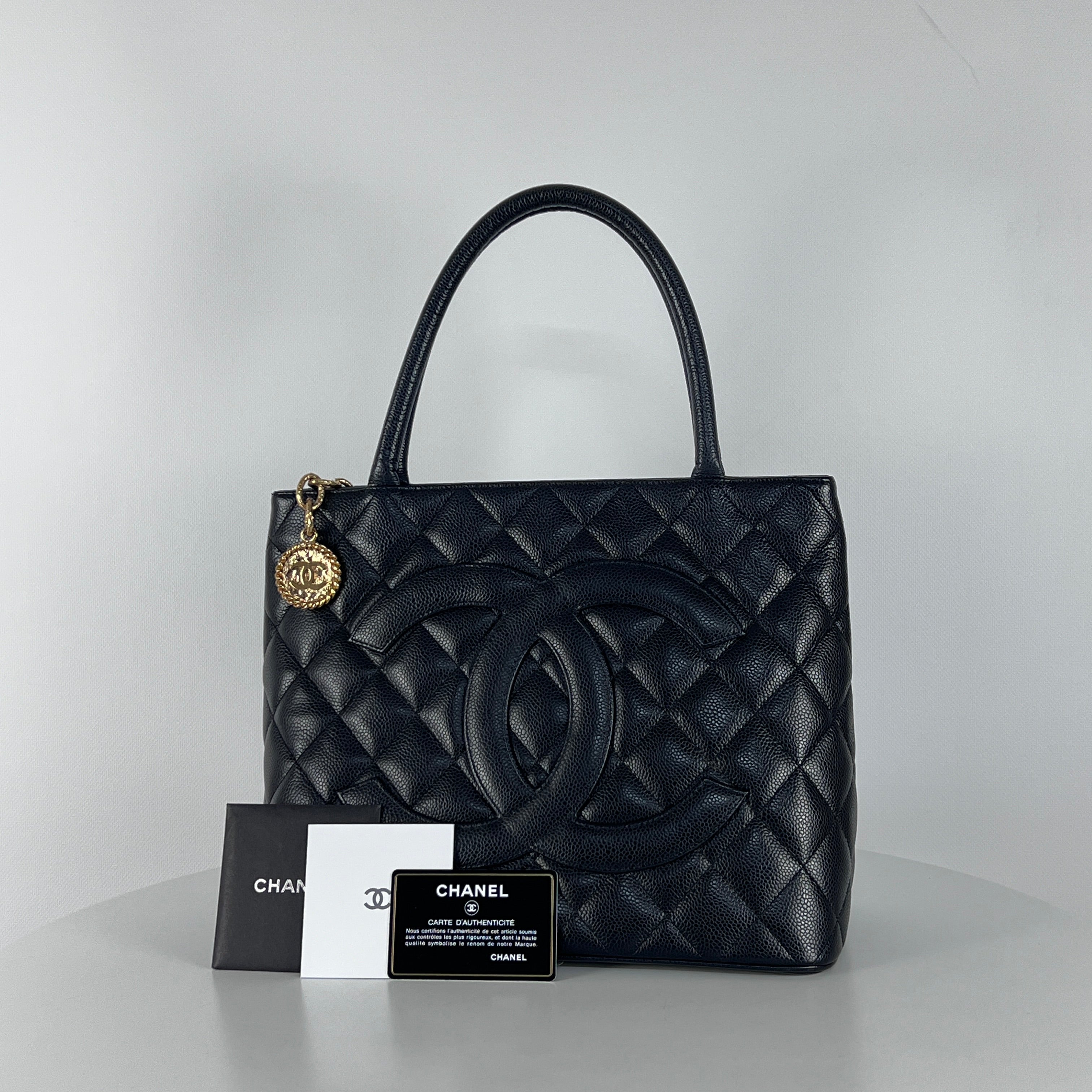 Sac à main CHANEL Médaillon cuir noir