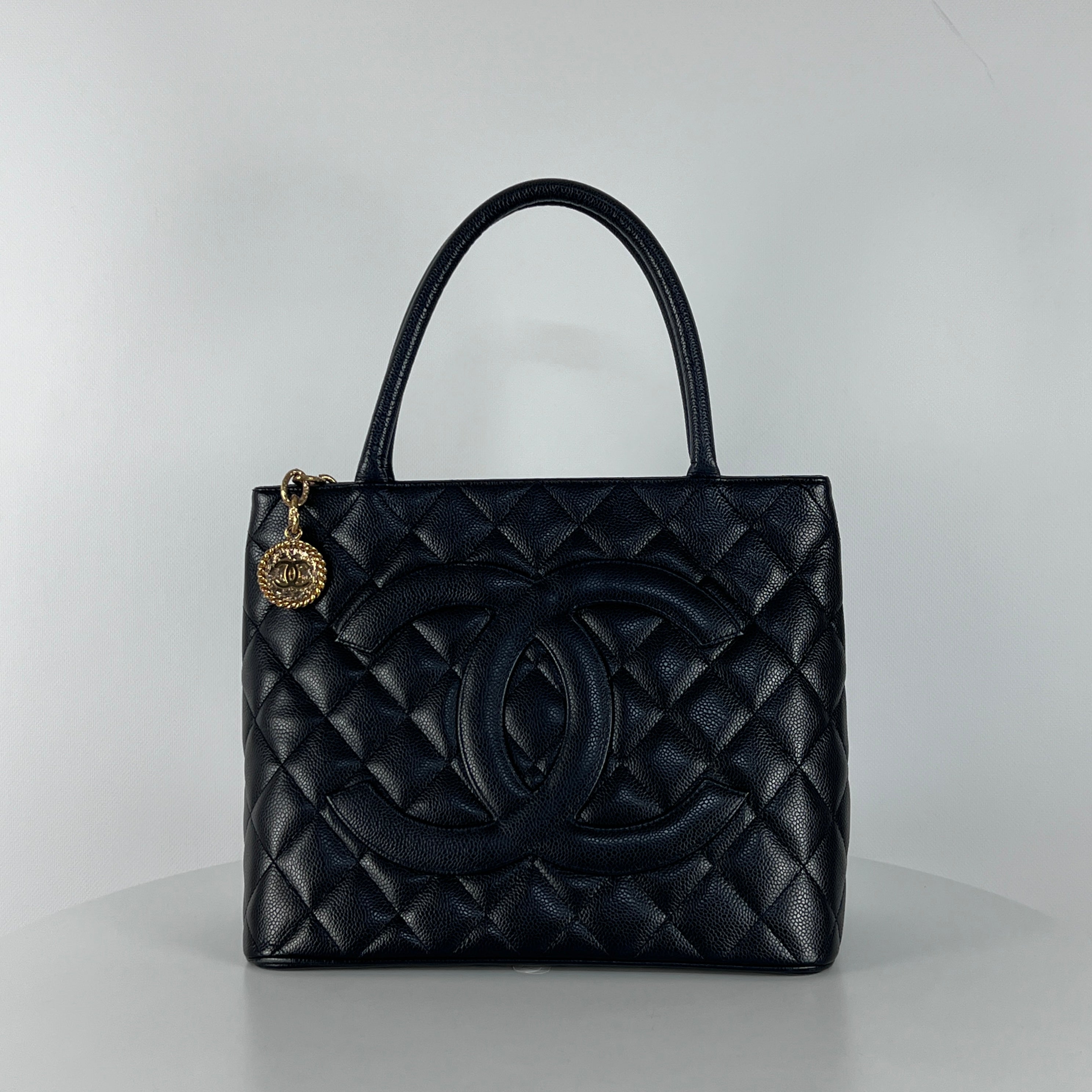 Sac à main CHANEL Médaillon cuir noir