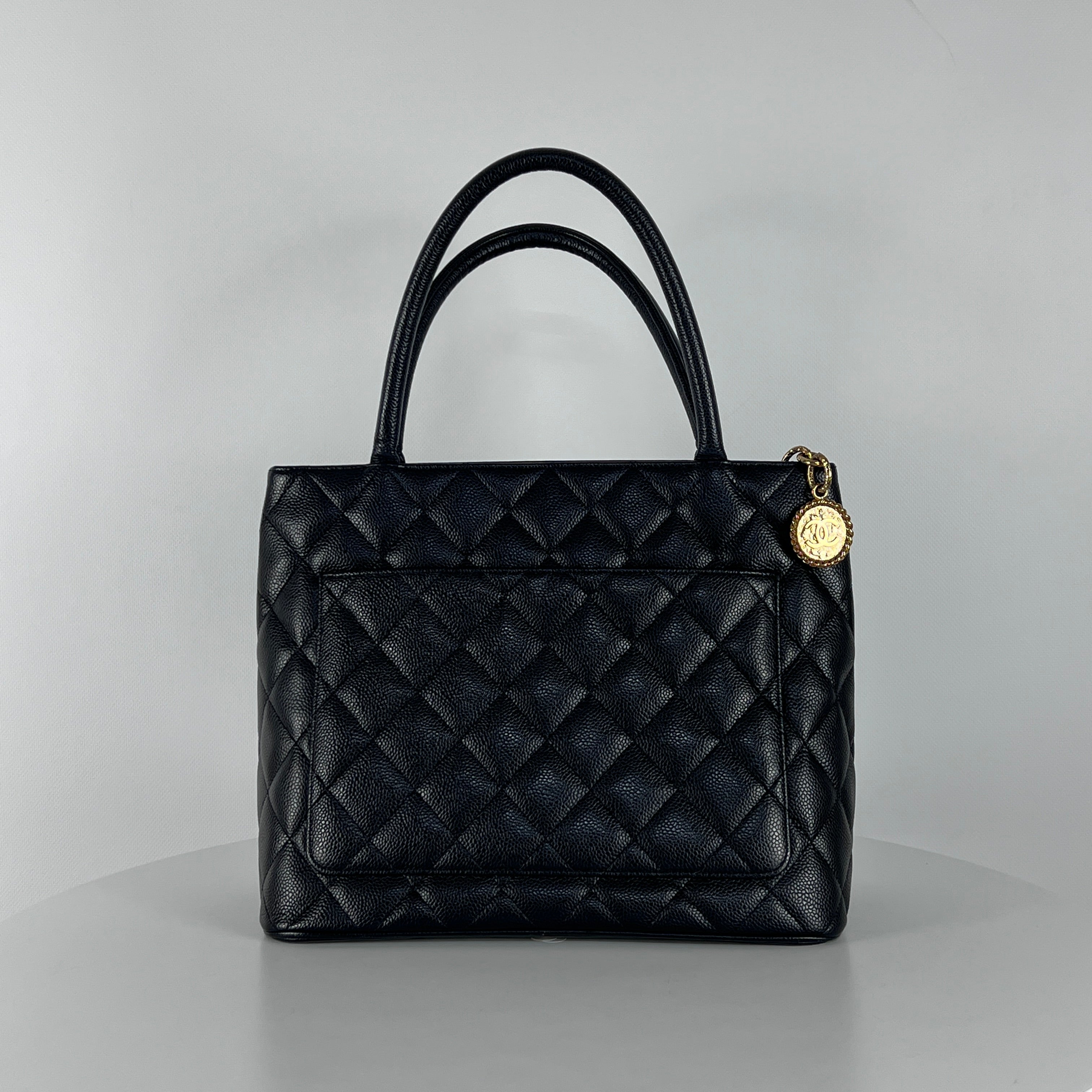 Sac à main CHANEL Médaillon cuir noir