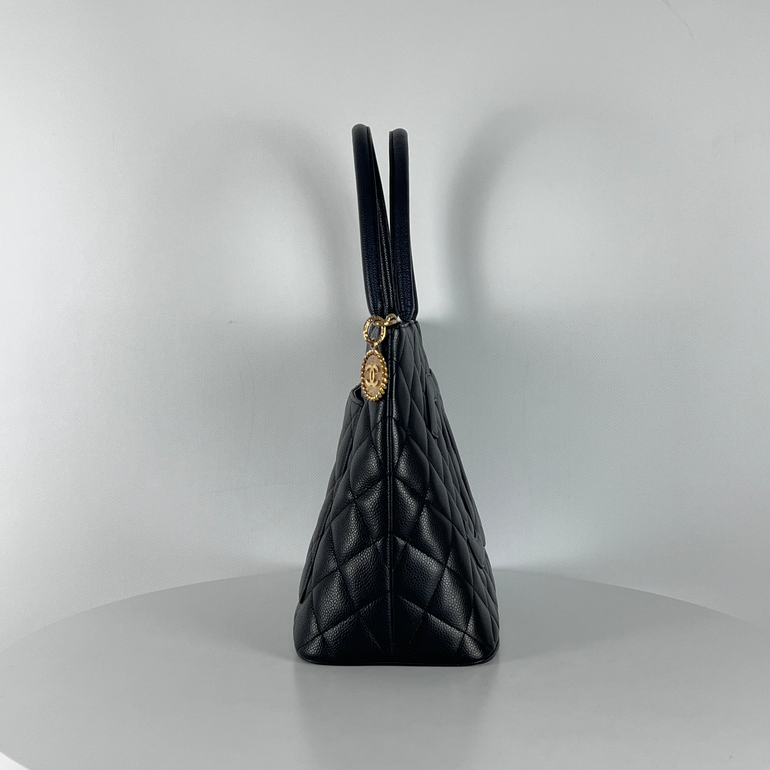 Sac à main CHANEL Médaillon cuir noir