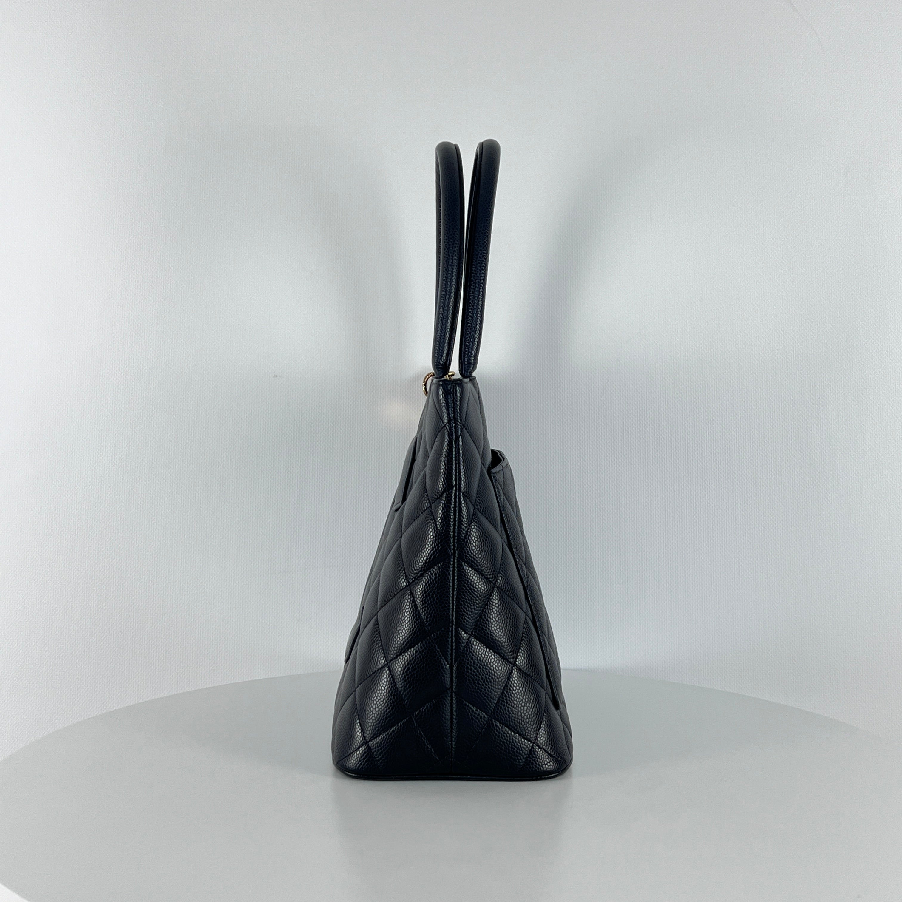 Sac à main CHANEL Médaillon cuir noir