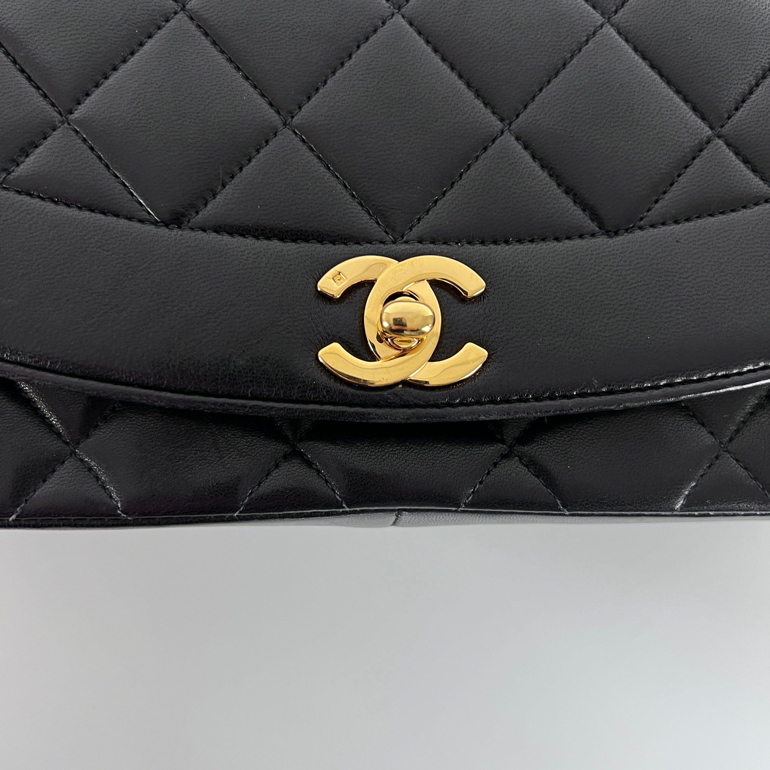 Sac à main CHANEL Diana cuir noir