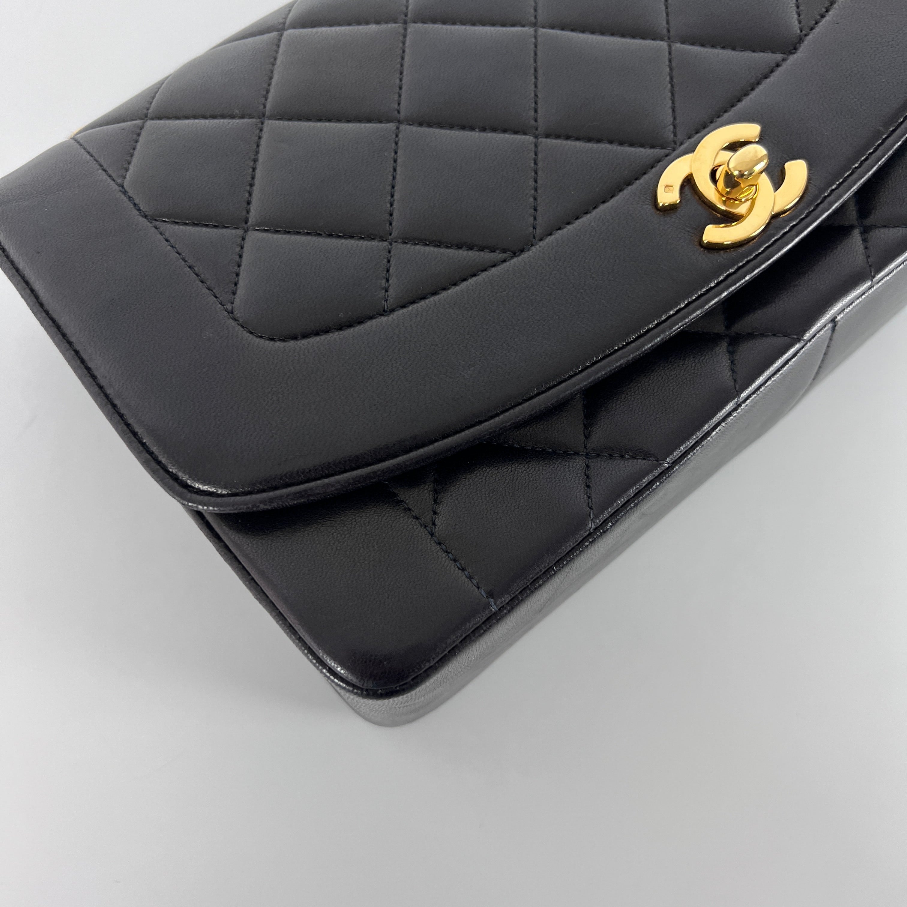 Sac à main CHANEL Diana cuir noir