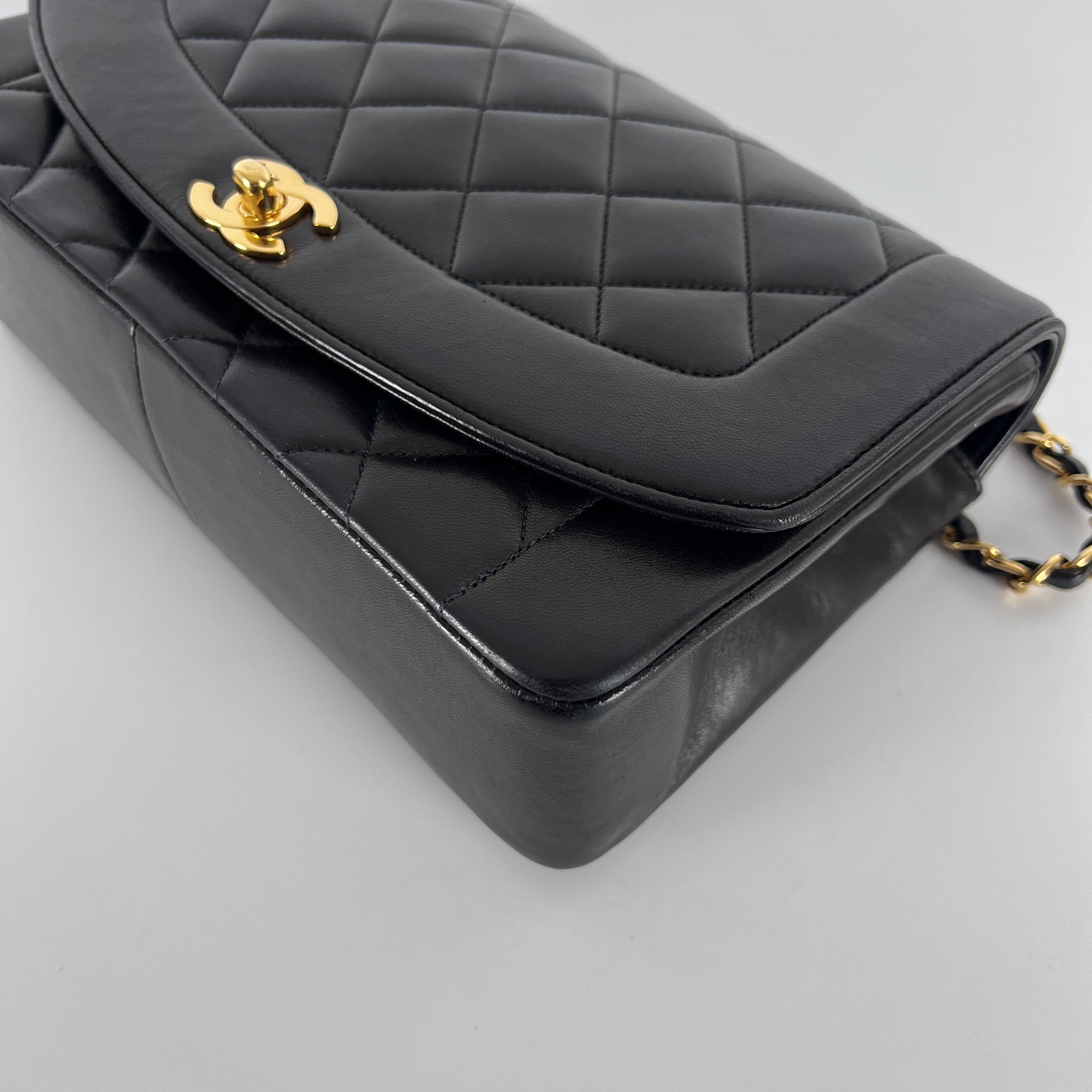 Sac à main CHANEL Diana cuir noir
