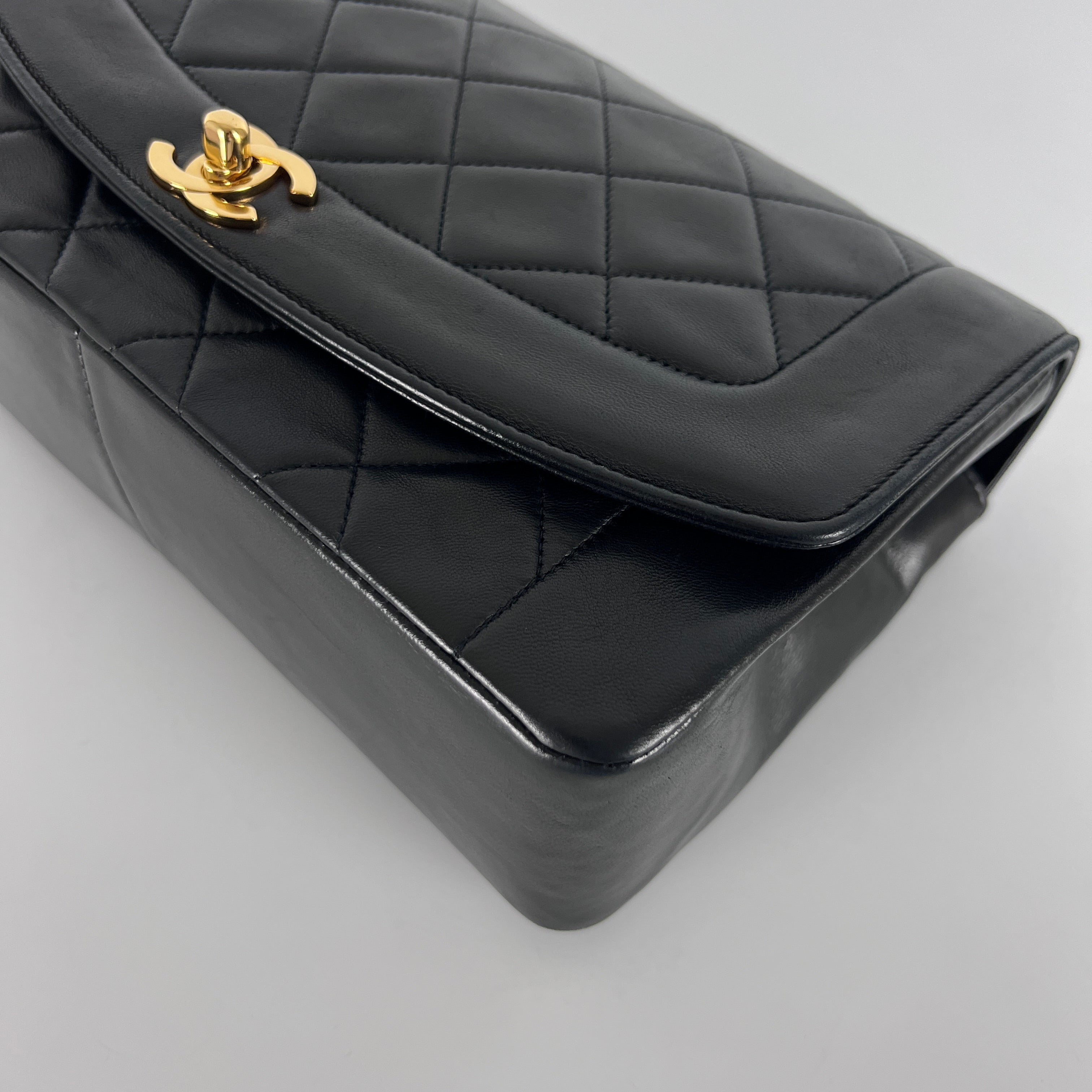 Sac à main CHANEL Diana cuir noir