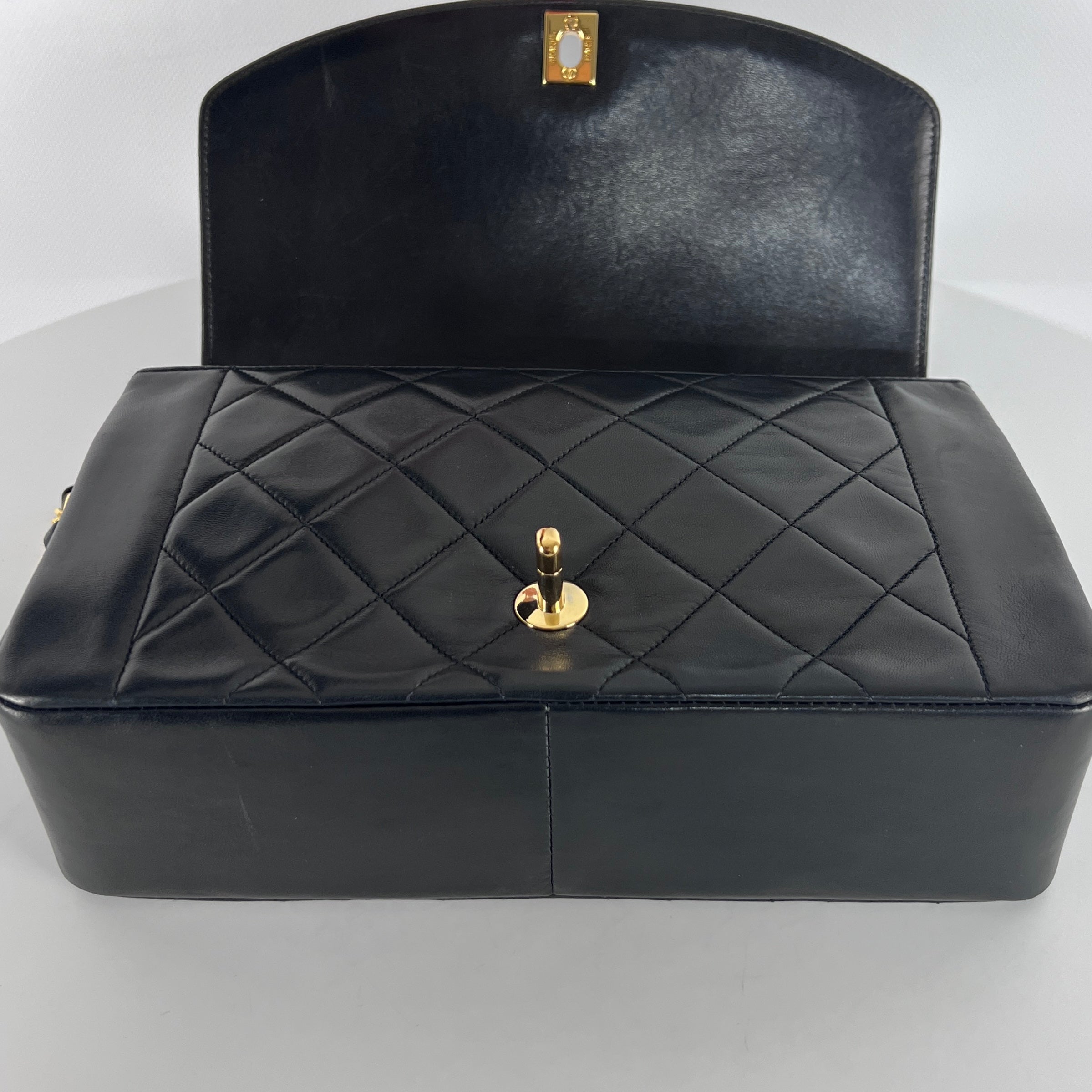 Sac à main CHANEL Diana cuir noir