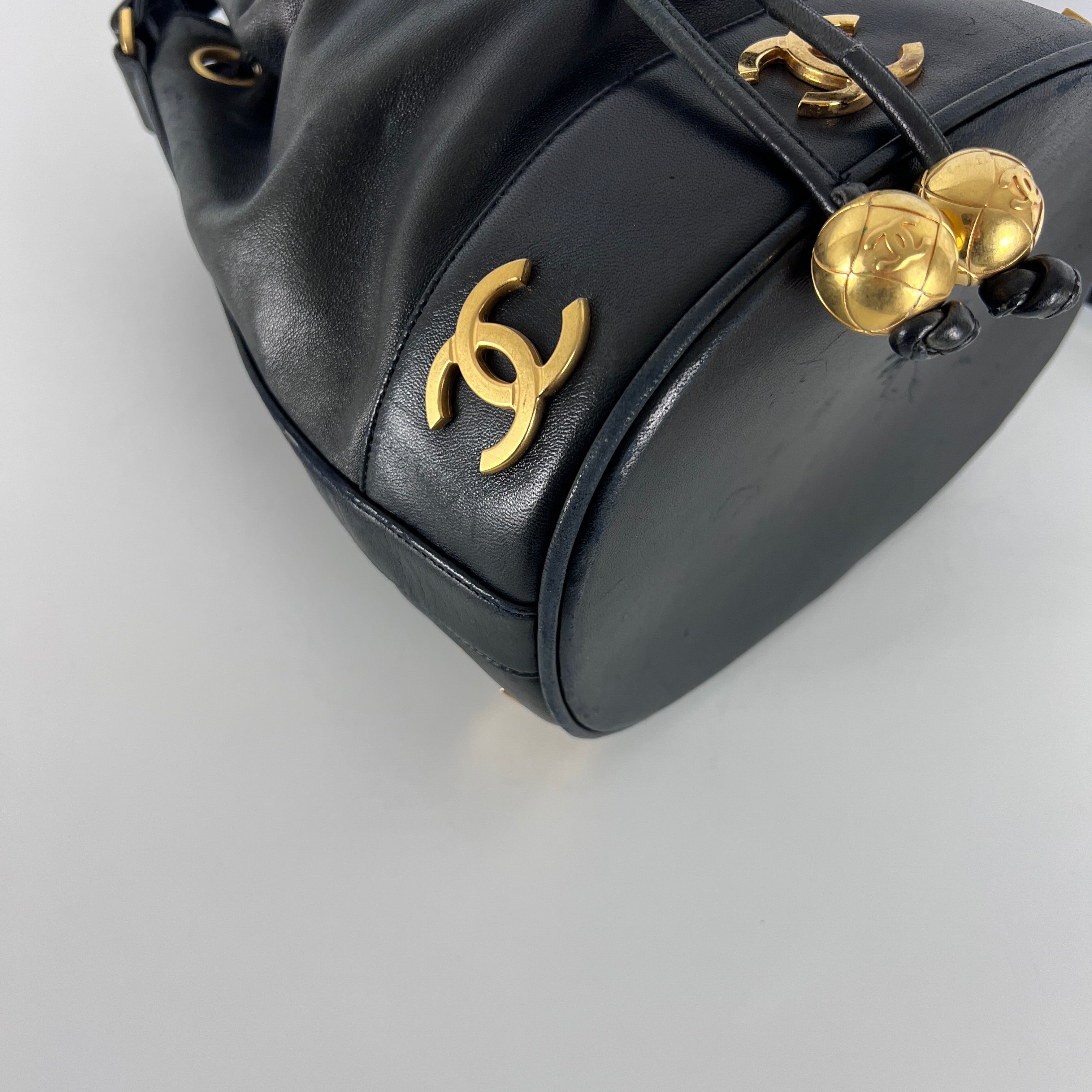 Sac à main CHANEL Seau cuir noir