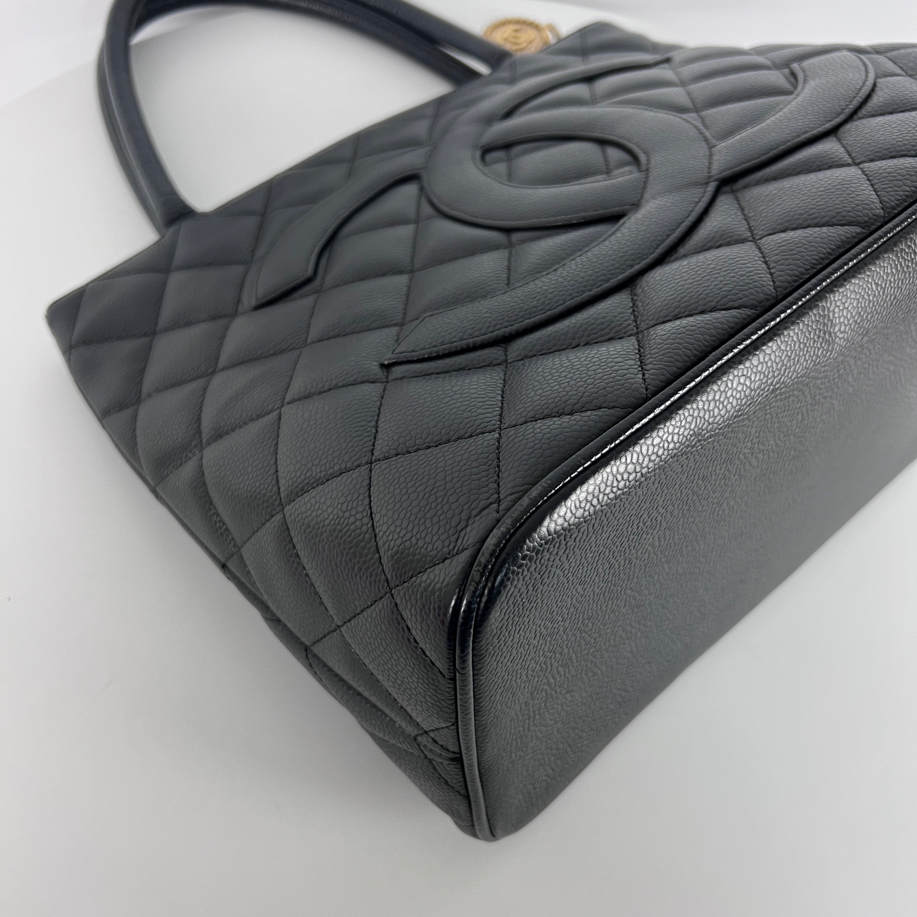 Sac à main CHANEL Médaillon cuir noir