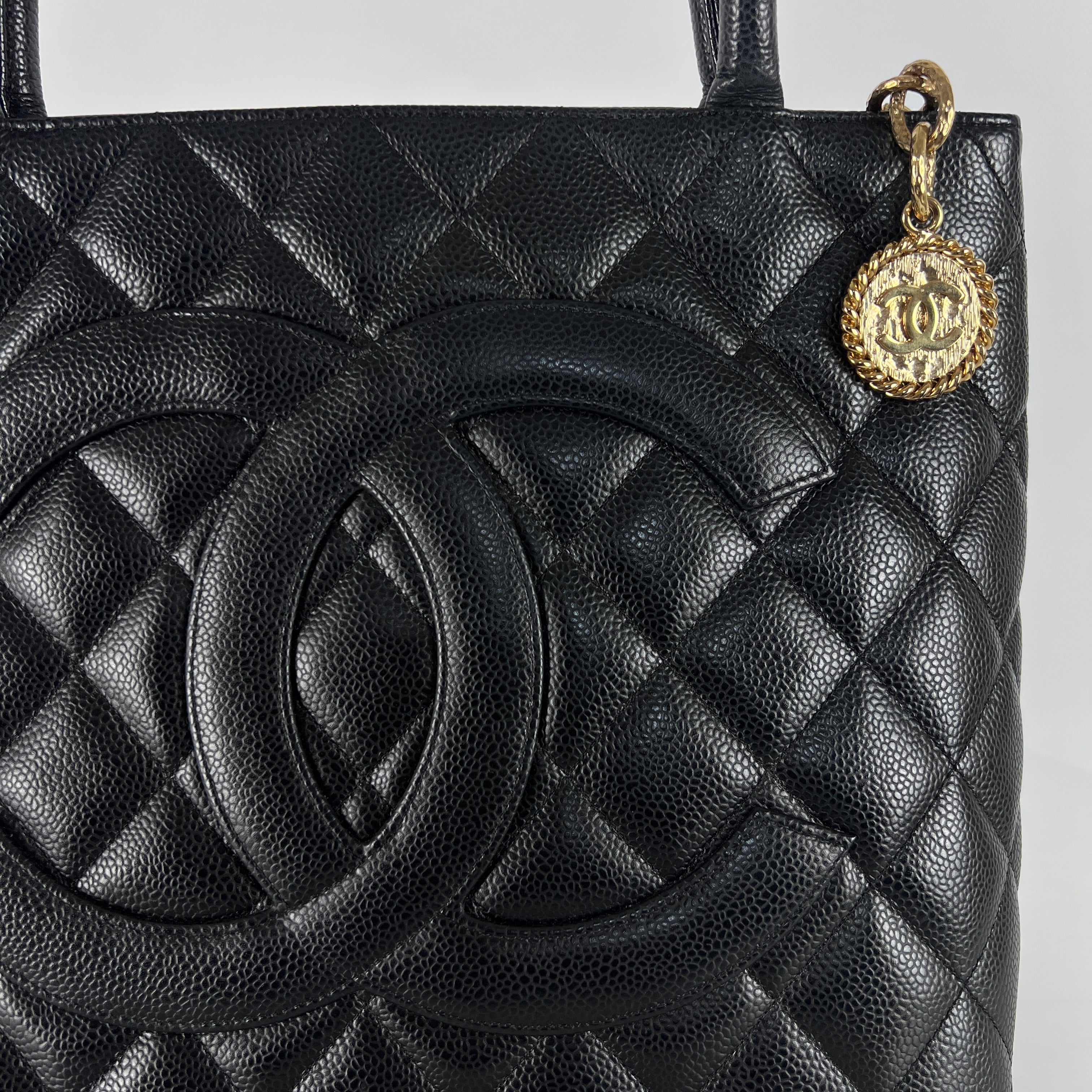 Sac à main CHANEL Médaillon cuir noir