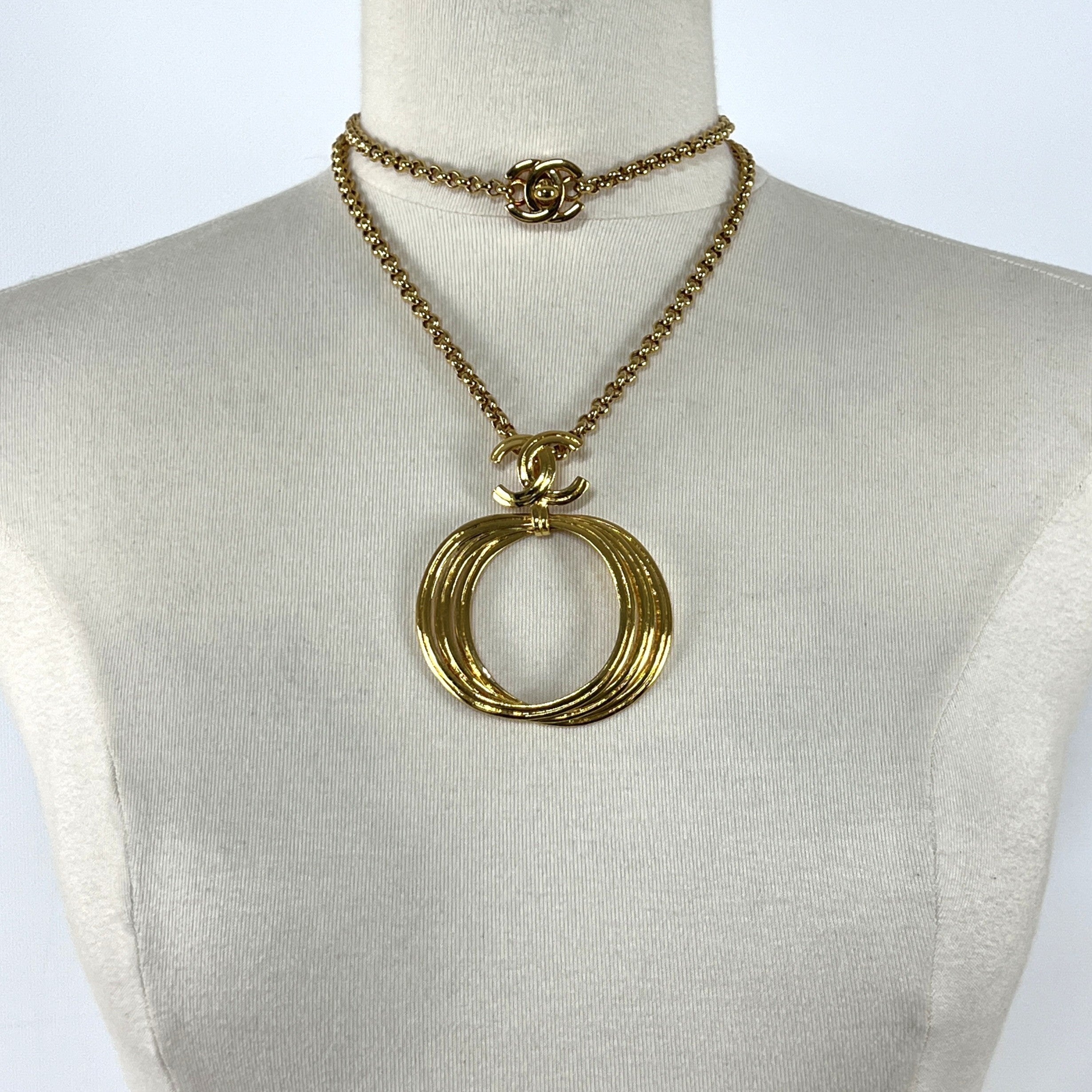 Collier CHANEL CC plaqué or doré