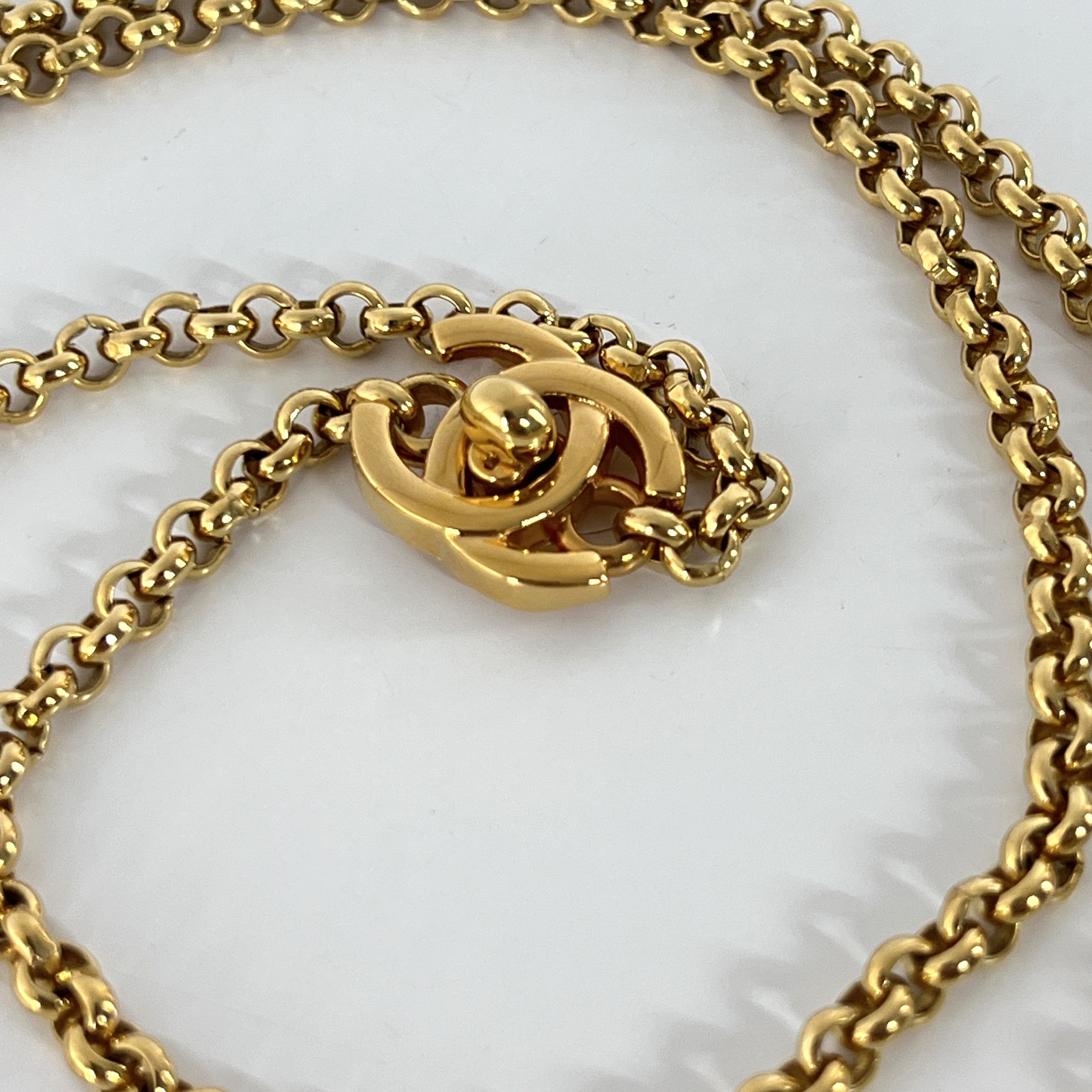 Collier CHANEL CC plaqué or doré