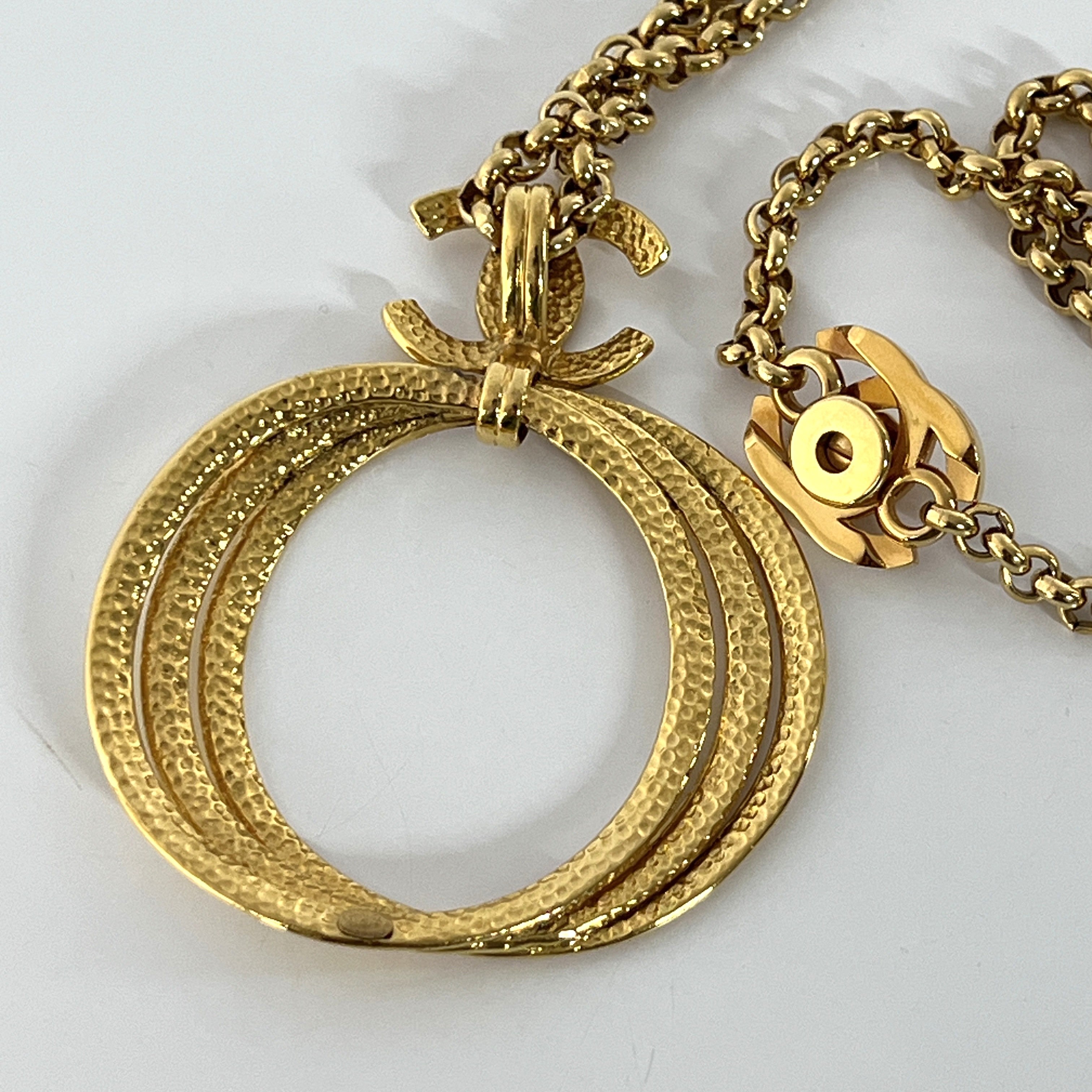 Collier CHANEL CC plaqué or doré