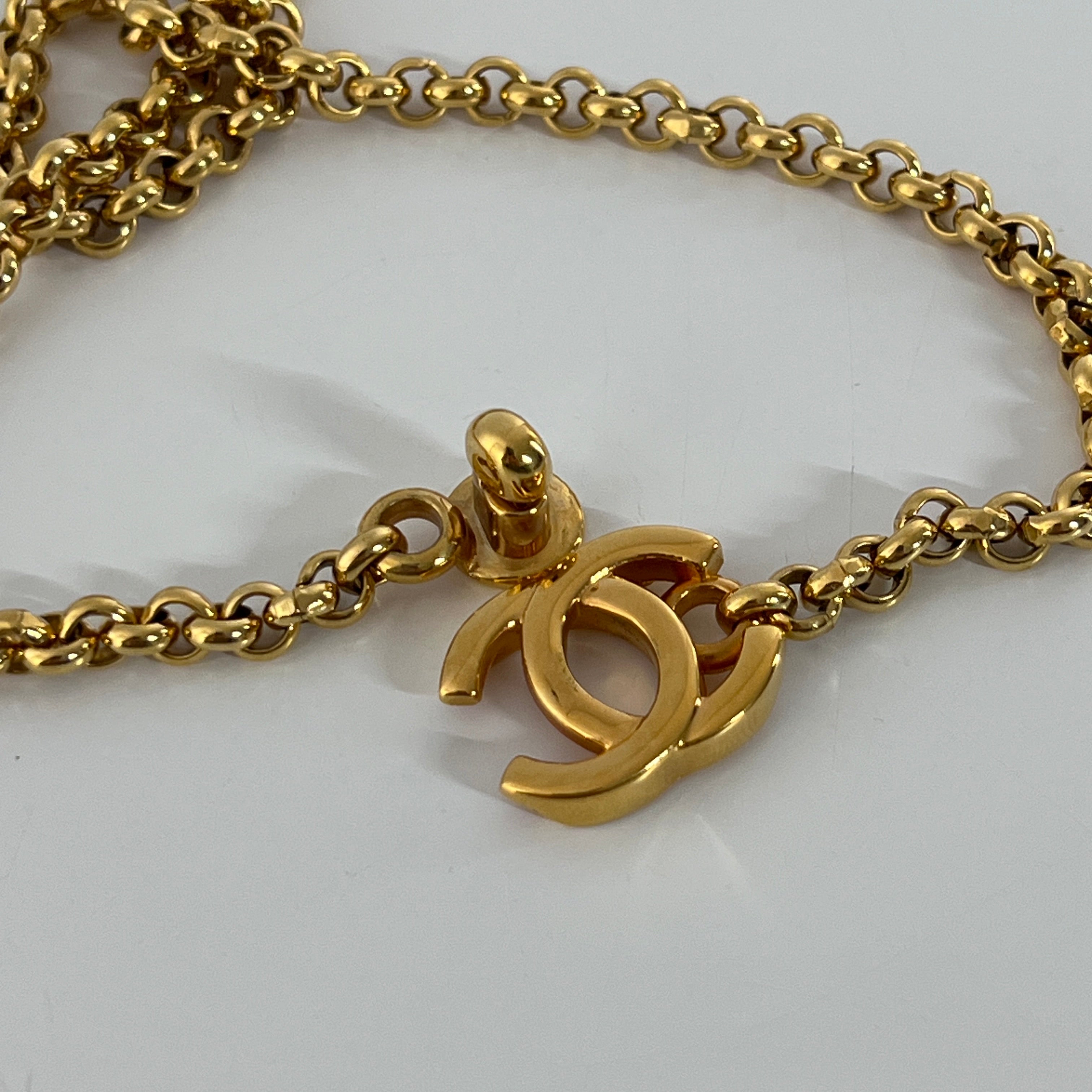 Collier CHANEL CC plaqué or doré