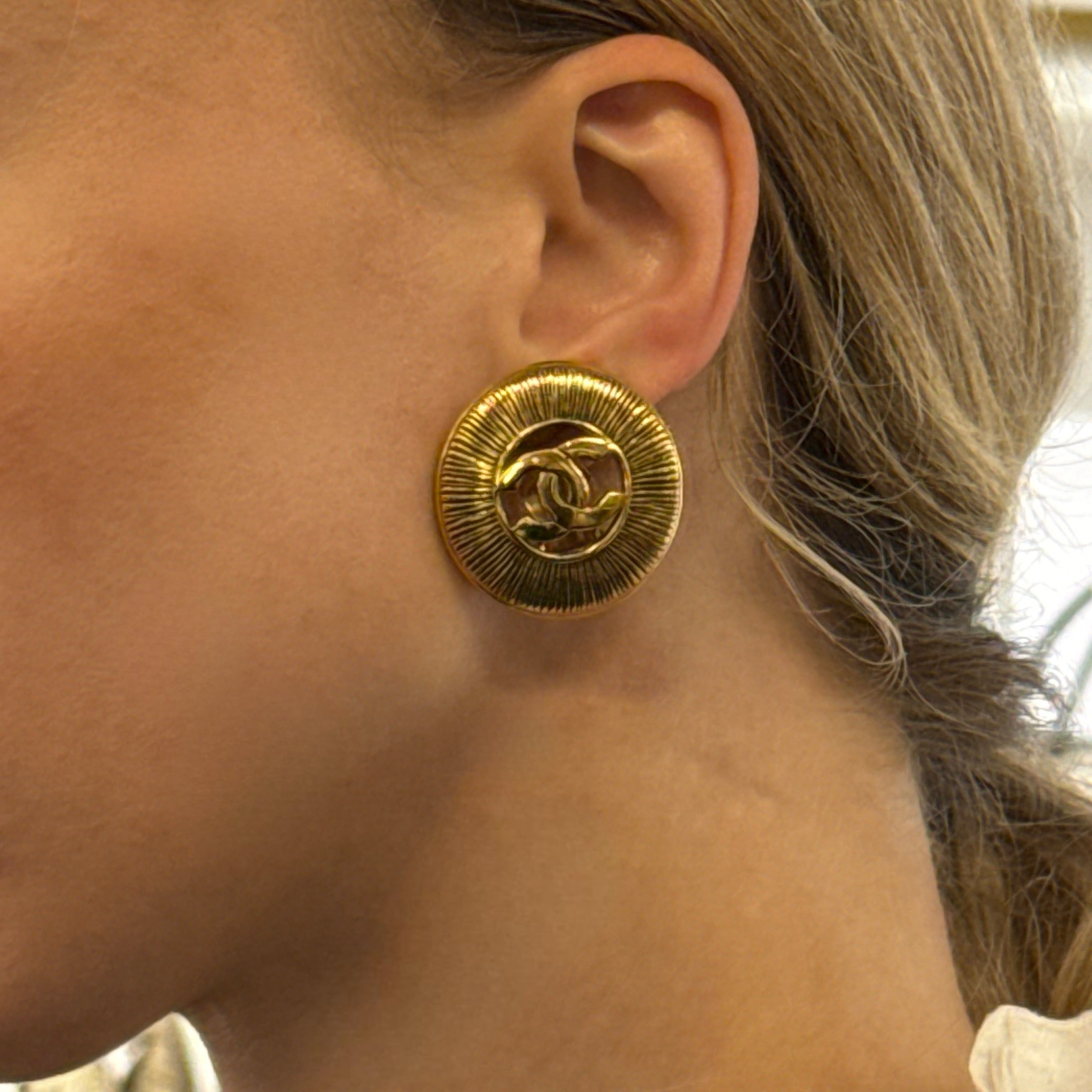 Boucles d'oreilles CHANEL CC Clip On métal doré