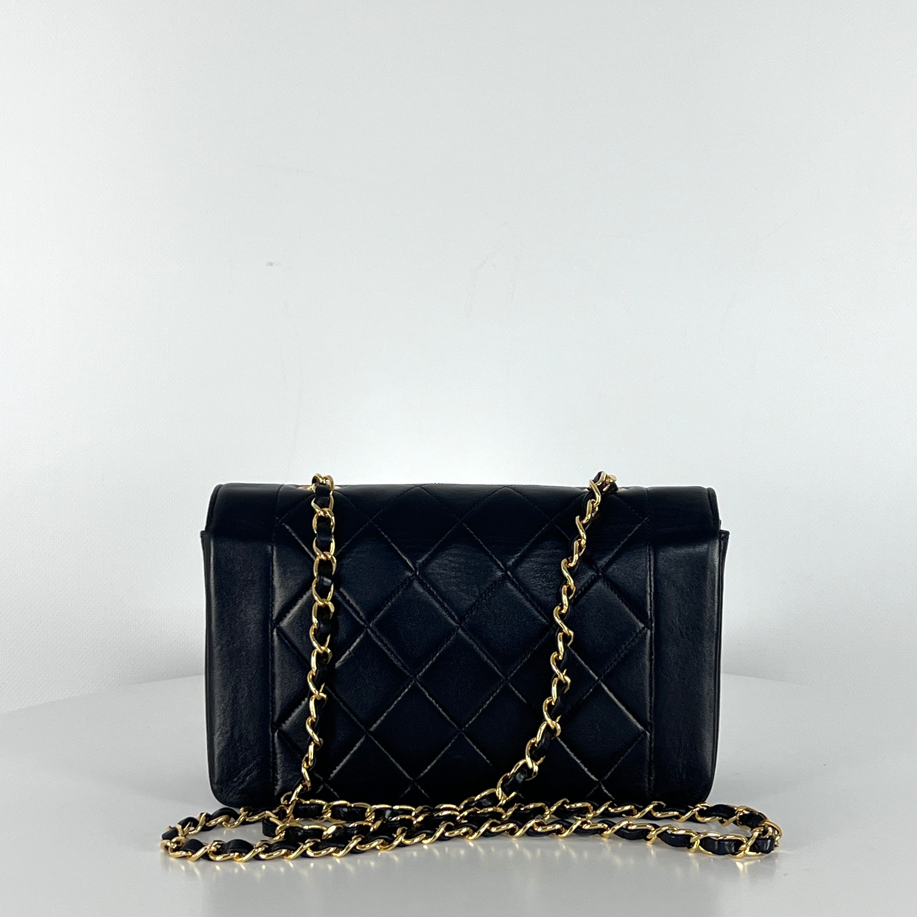 Sac à main CHANEL Diana Small cuir d'agneau noir